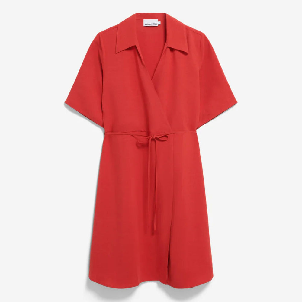 Ein knielanges, kurzärmeliges rotes Kleid mit Kragen und Wickelvorderseite, das in der Taille mit einem passenden Stoffgürtel gebunden wird, auf einem einfarbig weißen Hintergrund.