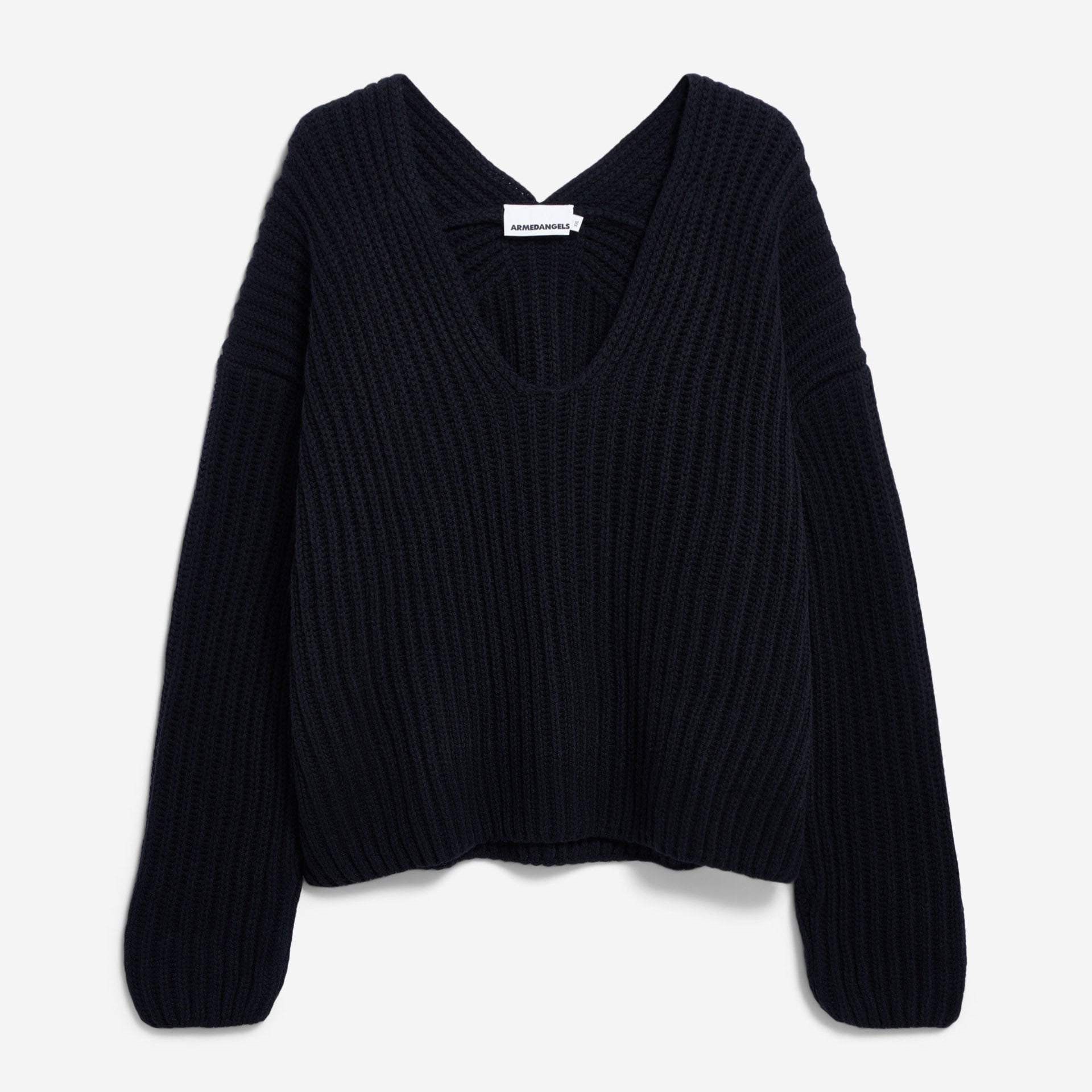 Schwarzer, langärmeliger, gerippter Strickpullover mit tiefem V-Ausschnitt und lockerer Passform, flach auf weißem Grund gelegt.