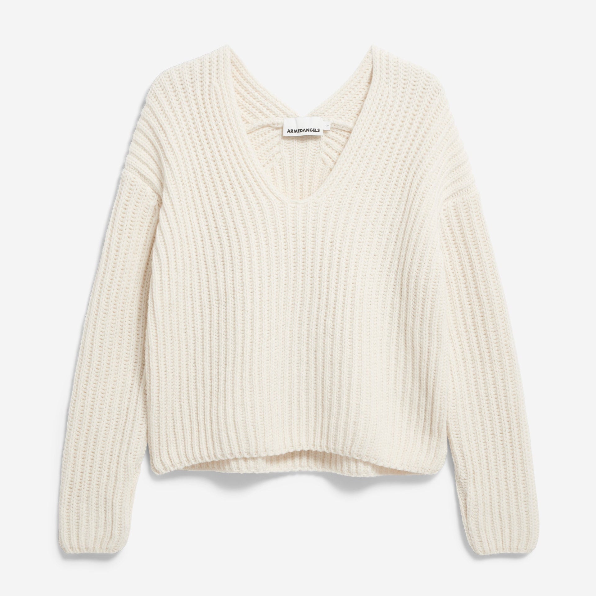 Ein cremefarbener, gerippter Strickpullover mit V-Ausschnitt und langen Ärmeln, flach gelegt.