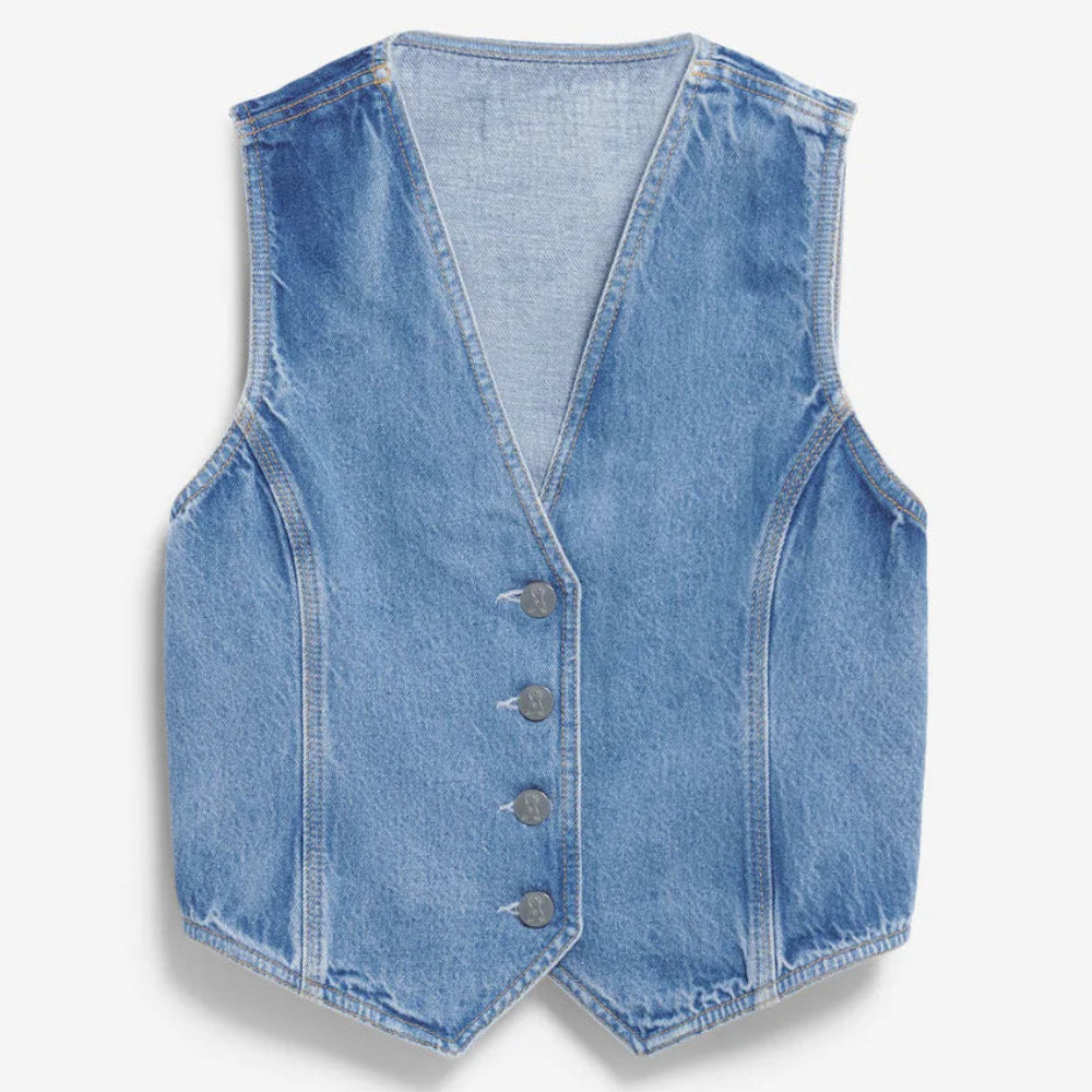 Eine ärmellose blaue Jeansweste mit tiefem V-Ausschnitt und vier Metallknöpfen auf der Vorderseite, die auf einem schlichten weißen Hintergrund angebracht ist.
