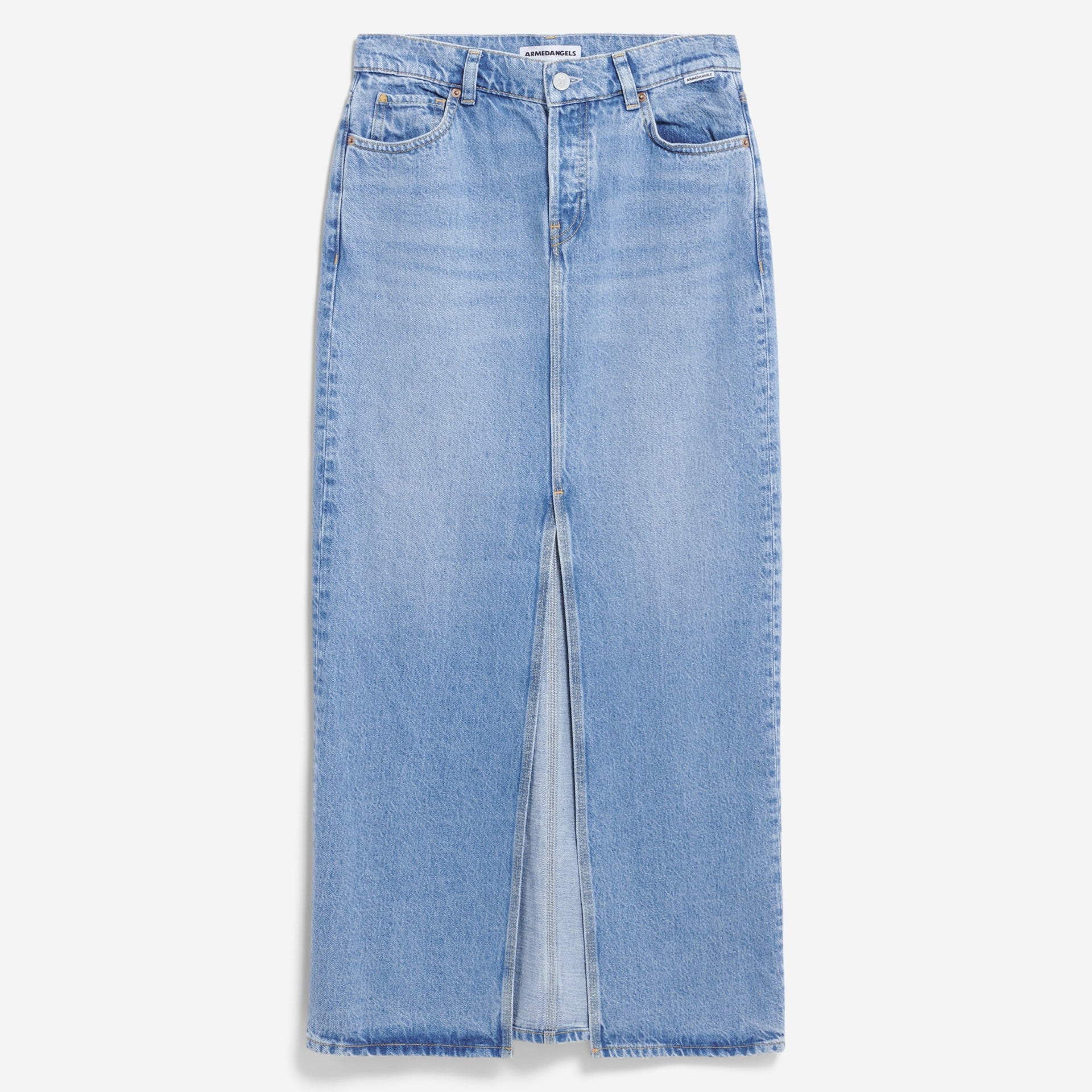 Ein hellblauer Jeans-Midirock mit hoher Taille, fünf Taschen, einem Schlitz in der vorderen Mitte und einem rohen, unbearbeiteten Saum, der auf einem schlichten weißen Hintergrund gezeigt wird.