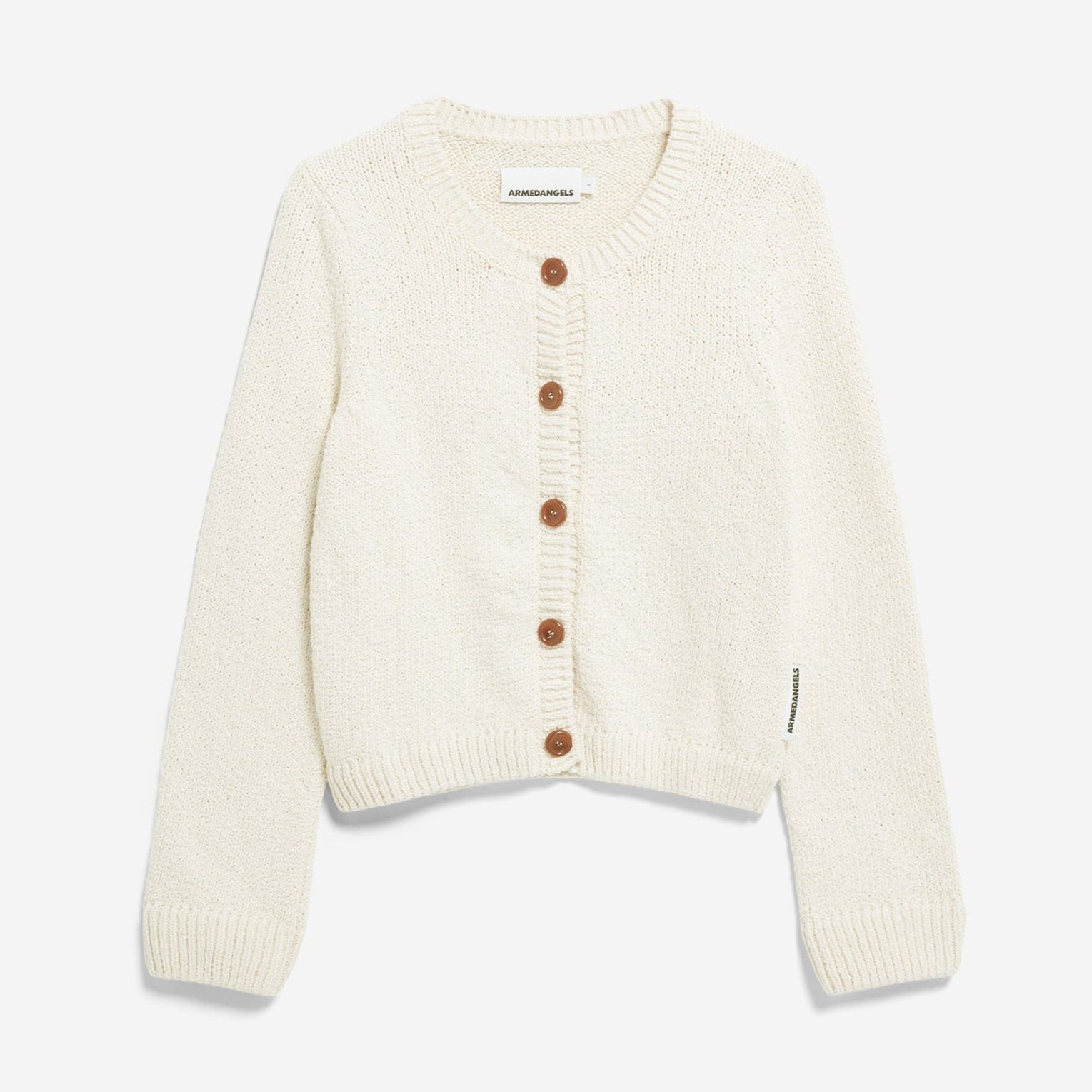Cremefarbene, langärmelige Strickjacke mit braunen Knöpfen auf der Vorderseite, Rundhalsausschnitt, gerippten Bündchen und Saum auf weißem Grund.