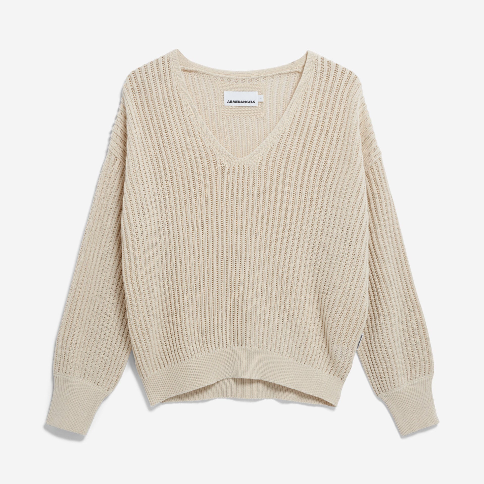 Ein cremefarbener, gerippter Strickpullover mit V-Ausschnitt und langen Ärmeln, flach auf weißem Grund. Der Pullover hat eine lockere, leicht taillierte Passform.