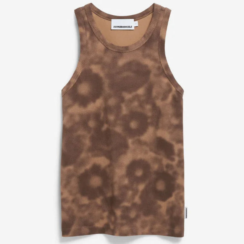 Ein braunes, ärmelloses Tank-Top mit floralem Batikmuster, flach auf weißem Hintergrund gelegt.