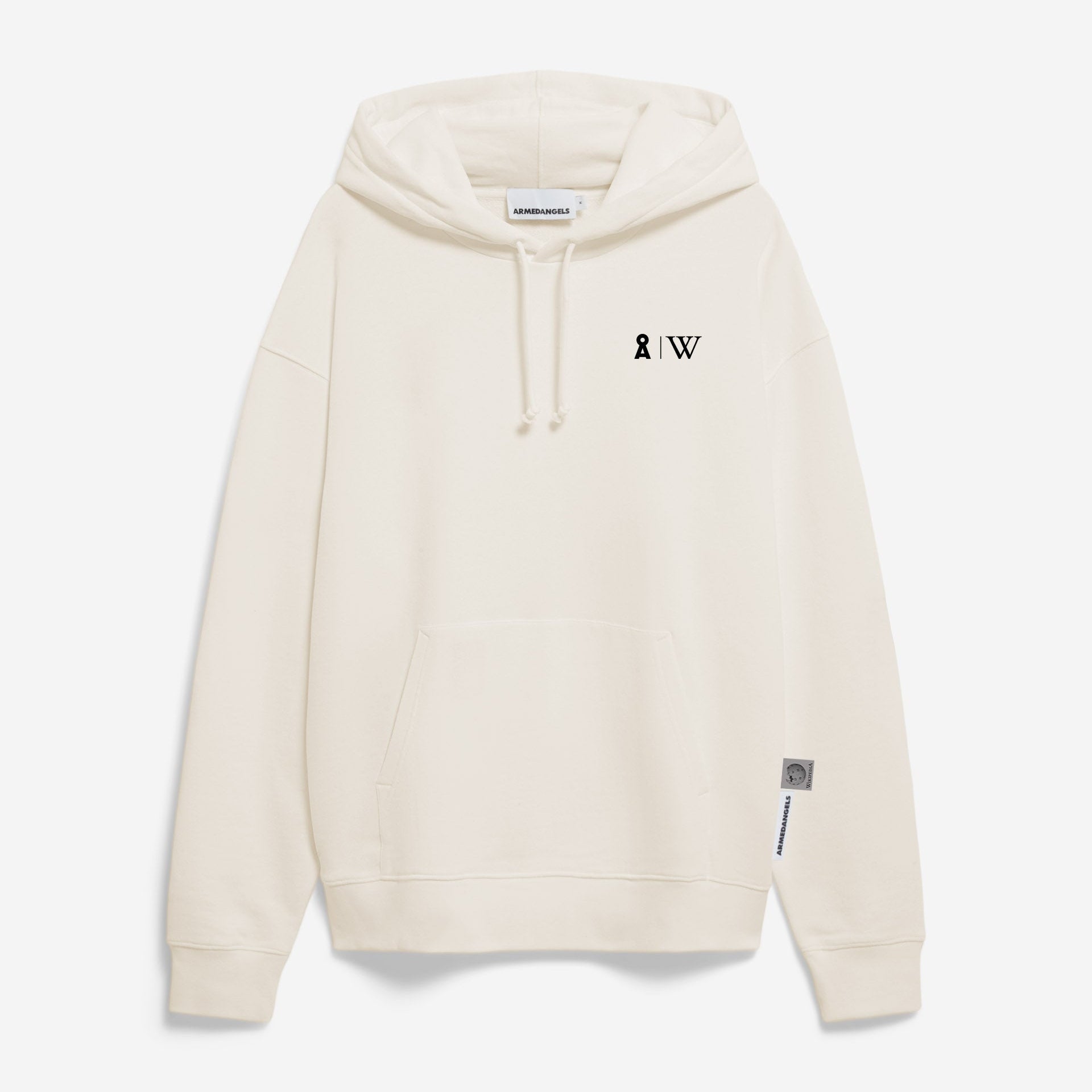 Ein schlichter, cremefarbener Kapuzenpullover mit einer Vordertasche, einer Kapuze mit Kordelzug und einem kleinen schwarzen "&W"-Schriftzug auf der linken Brust. Ein kleines rechteckiges Etikett ist in der Nähe des unteren Saums auf der rechten Seite eingenäht.