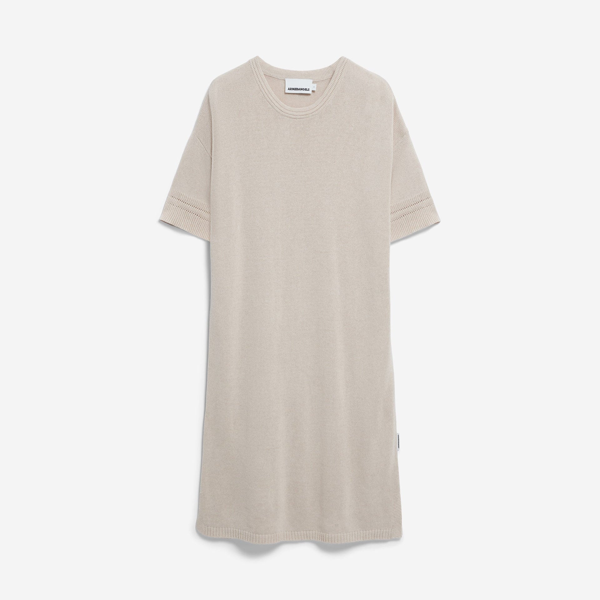 Ein beigefarbenes, kurzärmeliges, knielanges T-Shirt-Kleid liegt flach auf einem weißen Hintergrund. Das Kleid hat eine einfache, lockere Passform mit minimalen Details und einem Rundhalsausschnitt.