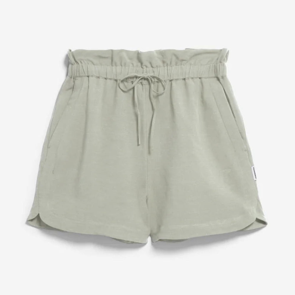 Helle salbeigrüne Shorts mit elastischem, gerafftem Bund, Kordelzug, Seitentaschen und dezent geschwungenem Saum. Der Stoff wirkt weich und leicht, geeignet für Freizeitkleidung.