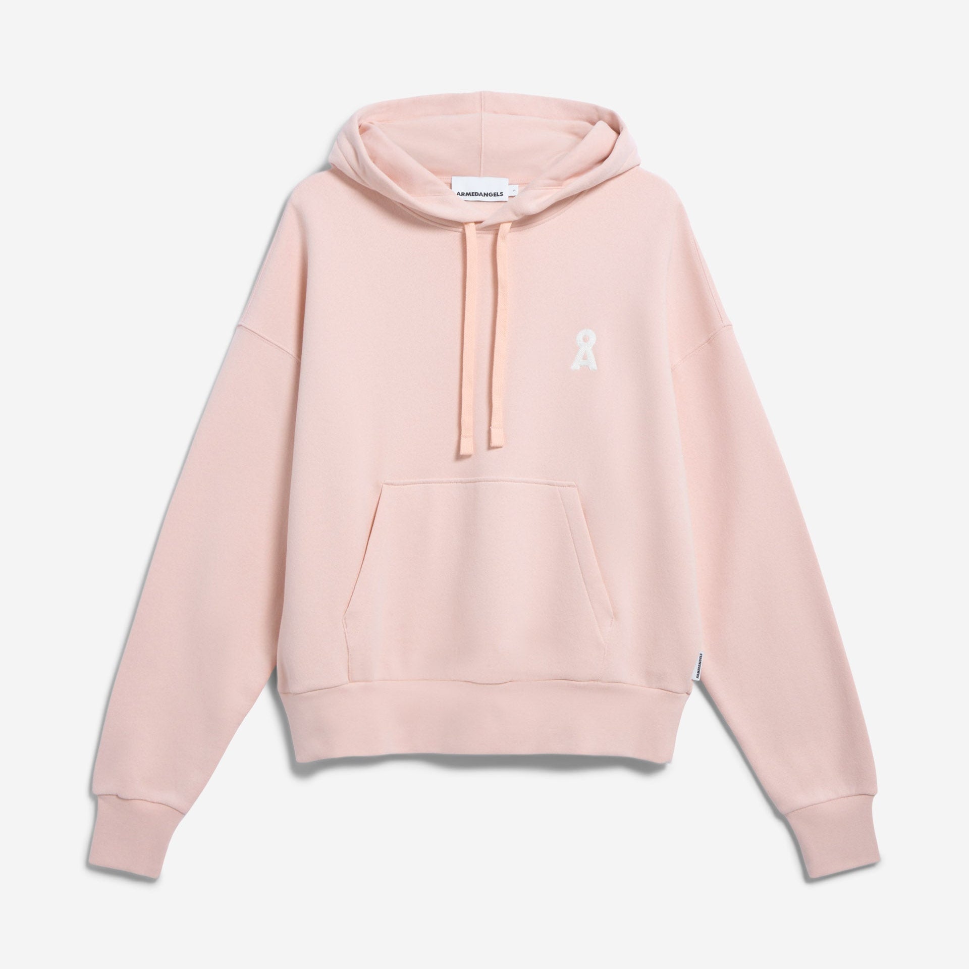 Ein hellrosa Kapuzensweatshirt mit einer Vordertasche, Kordelzügen und einem kleinen, weiß gestickten Logo auf der linken Brust, das vor einem weißen Hintergrund steht.