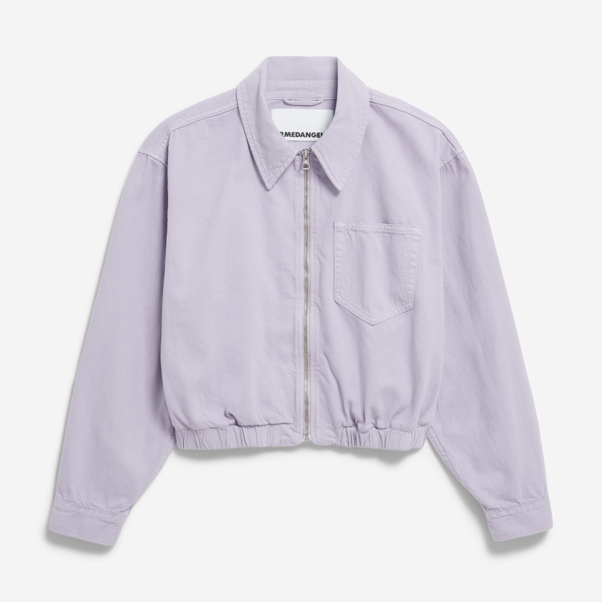 Hellviolette, kurz geschnittene Jacke mit Frontreißverschluss, langen Ärmeln, einer einzelnen Brusttasche und einem elastischen Bund auf weißem Hintergrund.