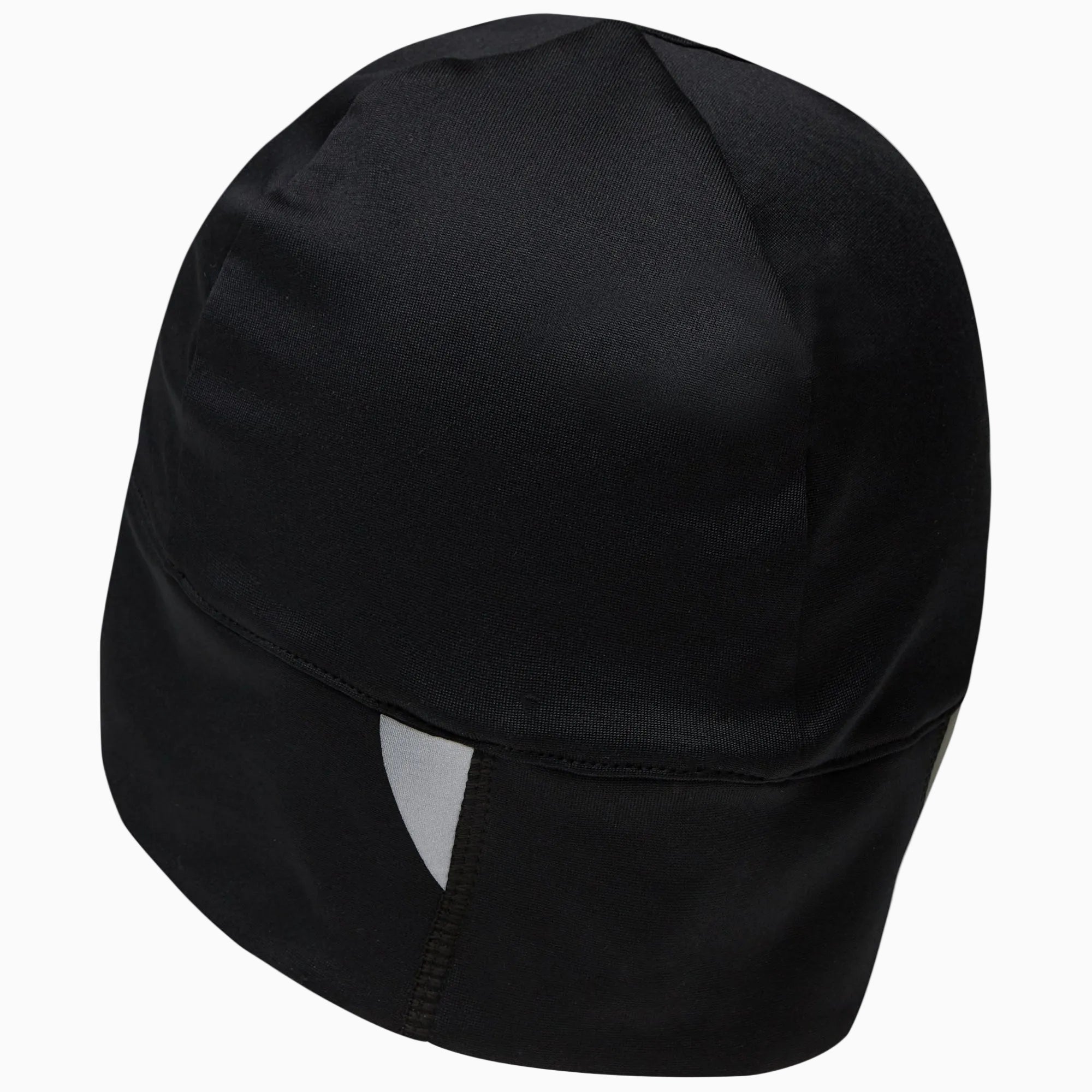 Schwarze, taillierte Schädelmütze aus glattem Stoff, schräg auf weißem Hintergrund. Die Mütze hat eine Naht, die über die Vorderseite und die Seiten verläuft, und ein kleines reflektierendes Detail auf der Rückseite.