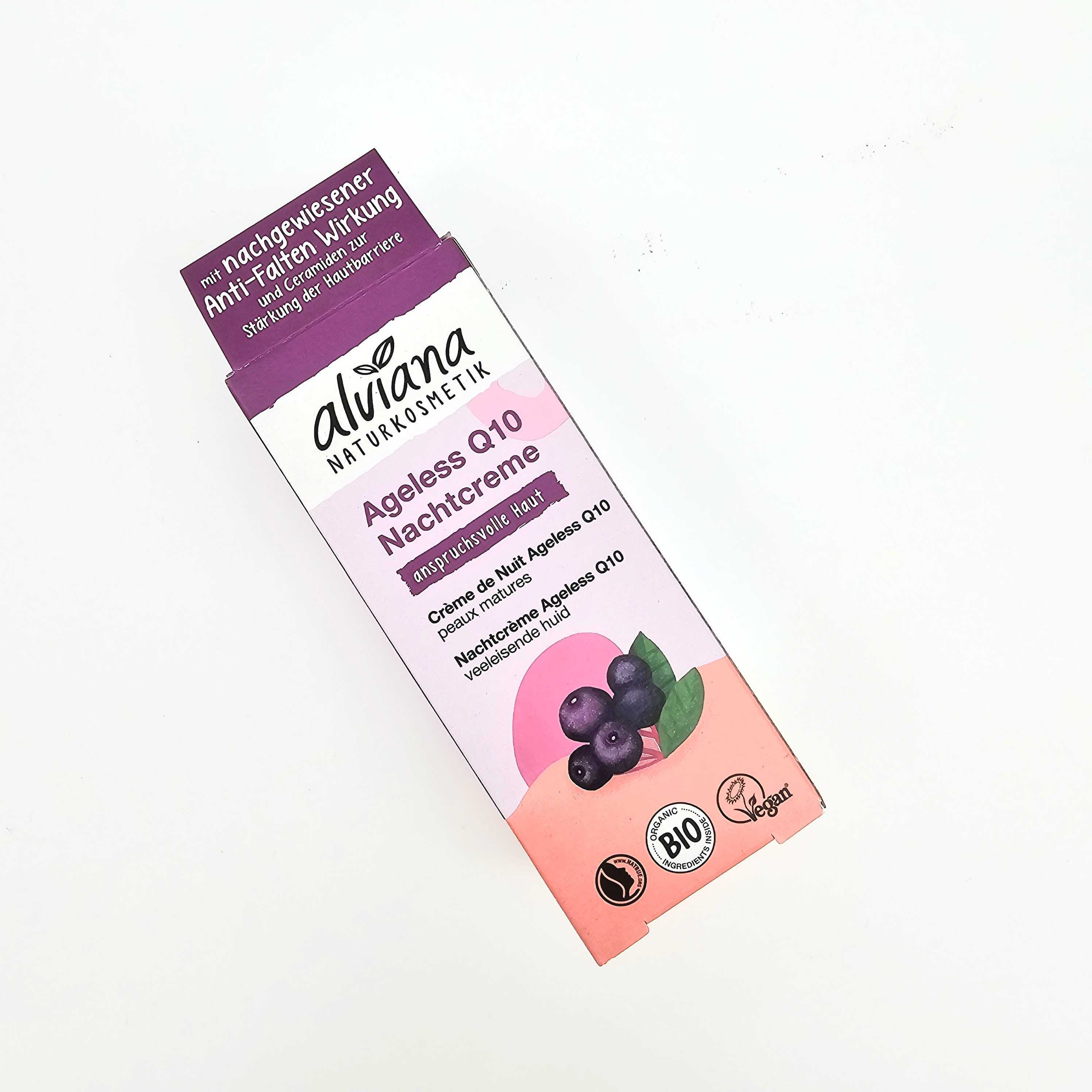 Eine Schachtel der Alviana Naturkosmetik Ageless Q10 Nachtcreme mit Beerenmotiven, dem Vegan-Symbol, einem BIO-Logo und einem deutschen Text, der die Anti-Falten-Wirkung und die natürlichen Inhaltsstoffe hervorhebt.