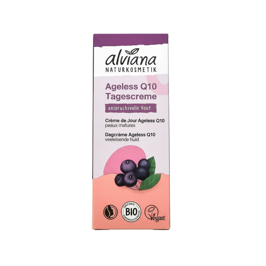 Eine rechteckige Schachtel der Alviana Naturkosmetik Ageless Q10 Tagescreme, mit lila und rosa Farben, einer Beeren-Illustration und Etiketten für Bio, vegan und reife Haut. Der Text ist auf Deutsch.