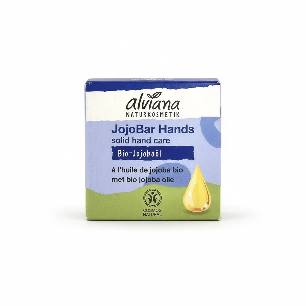 Eine quadratische Dose alviana NATURKOSMETIK JojobaBar Hands solide Handpflege, mit blauen, weißen und grünen Farben, einem gelben Jojobaöltropfen und Text in Englisch, Deutsch und Französisch.