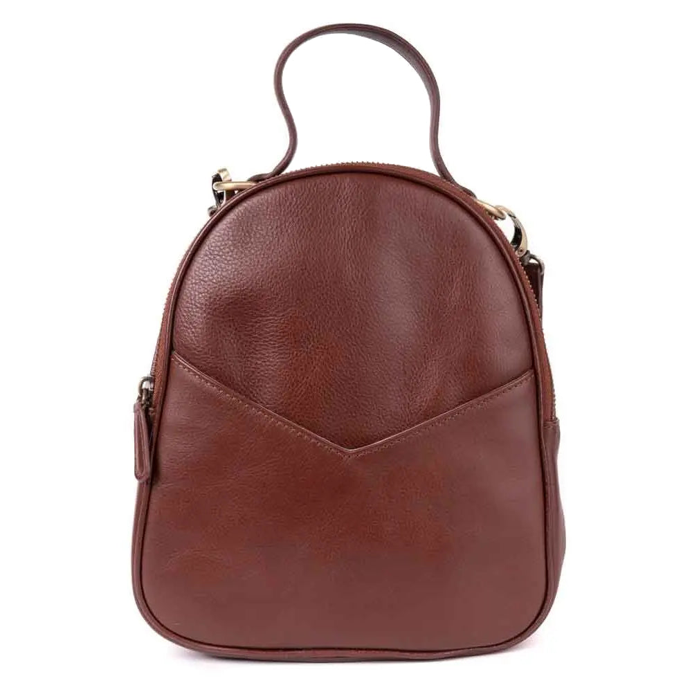 Kleiner, brauner Lederrucksack mit einem Griff an der Oberseite, goldfarbenen Beschlägen und einem schlichten Frontdesign mit V-förmiger Naht.