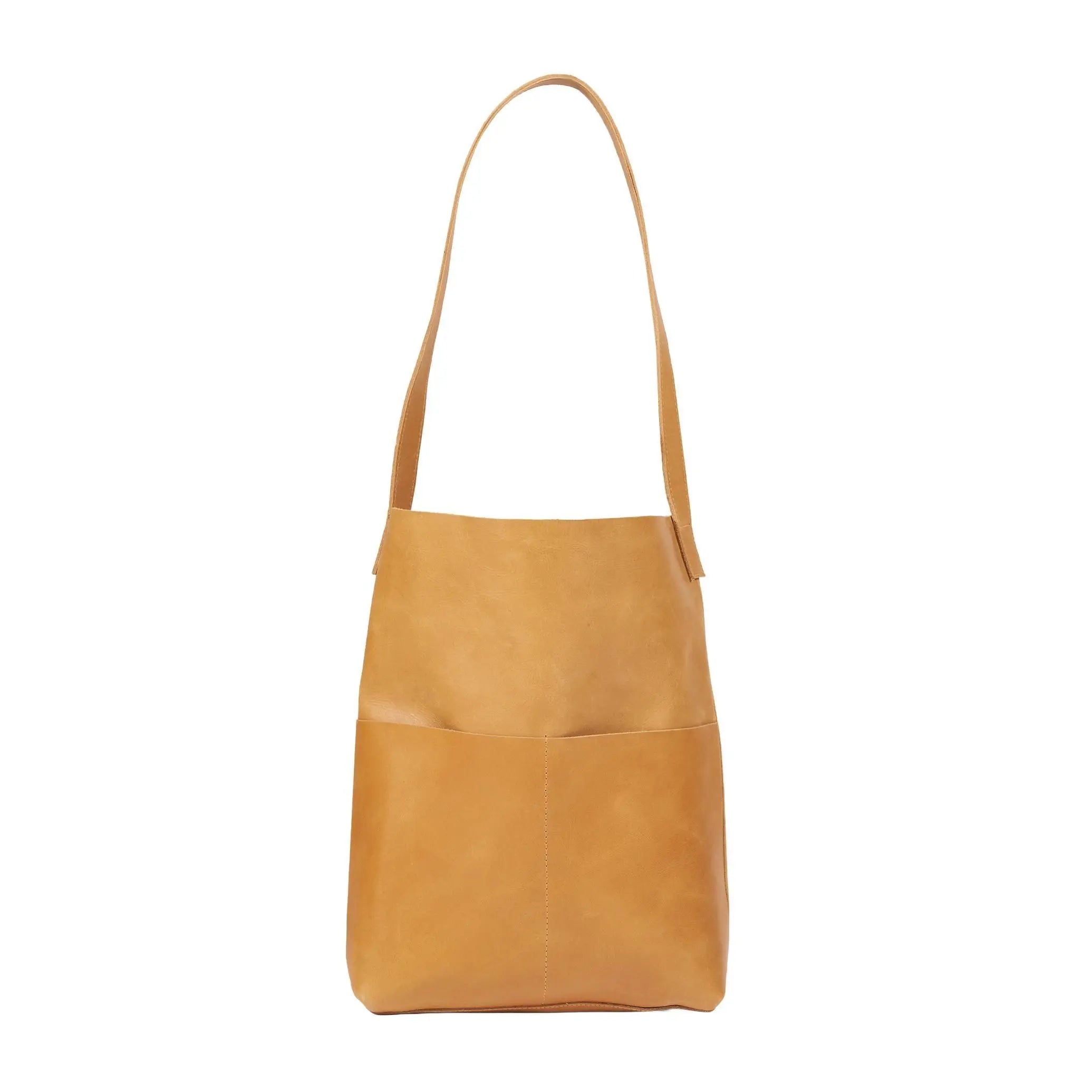 Umhängetasche aus hellbraunem Leder mit langem Riemen und einer Vordertasche, fotografiert vor einem weißen Hintergrund.