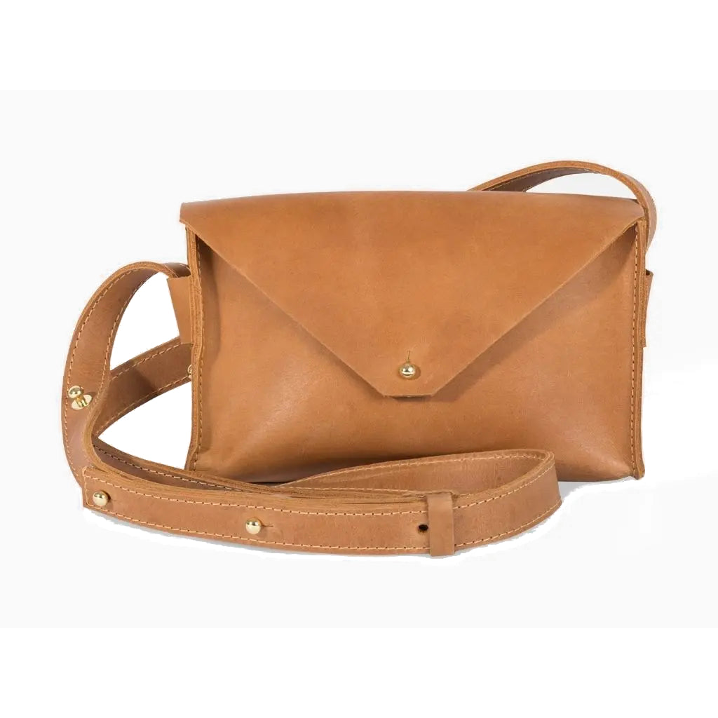 Hellbraune Crossbody-Tasche aus Leder mit Überschlag und goldenen Druckknöpfen, mit passendem Riemen und minimalistischem Design auf weißem Hintergrund.