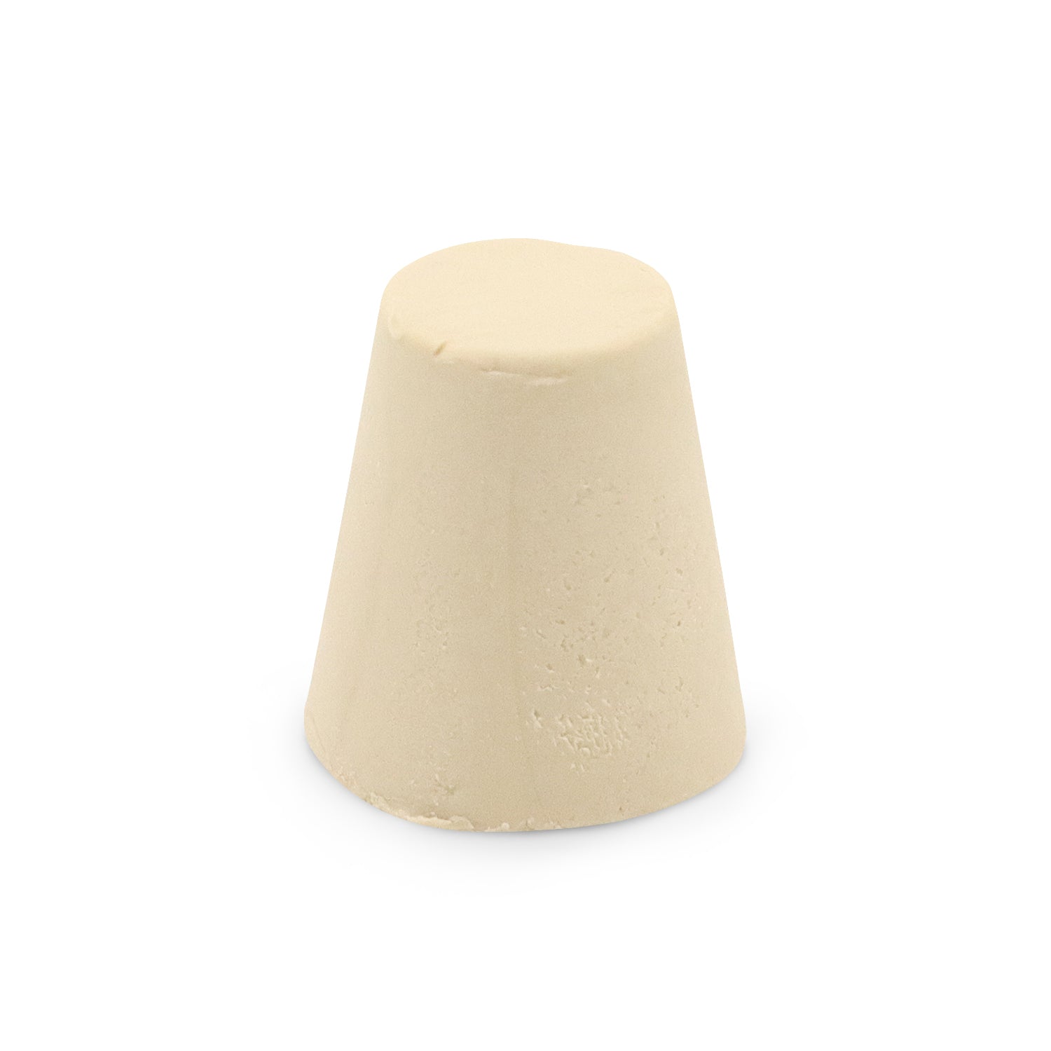 Beige kegelförmiges Objekt vor weißem Hintergrund.