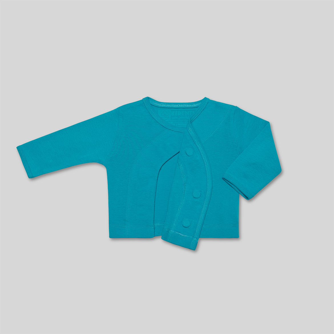 Ein türkisfarbener Babycardigan mit langen Ärmeln und Knöpfen liegt auf grauem Hintergrund.