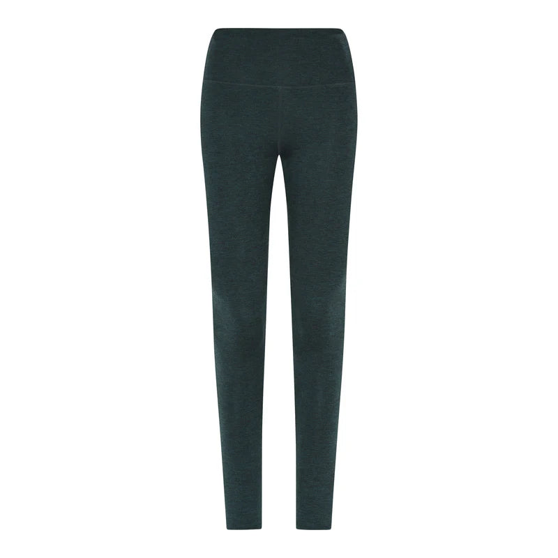 Dunkelgrüne Leggings mit hoher Taille und nahtlosem Muster, flach auf weißem Hintergrund.