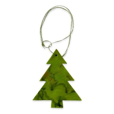 Grüner, marmorierter Christbaumschmuck aus Flachmaterial mit einer Schnurschlaufe am oberen Ende zum Aufhängen.