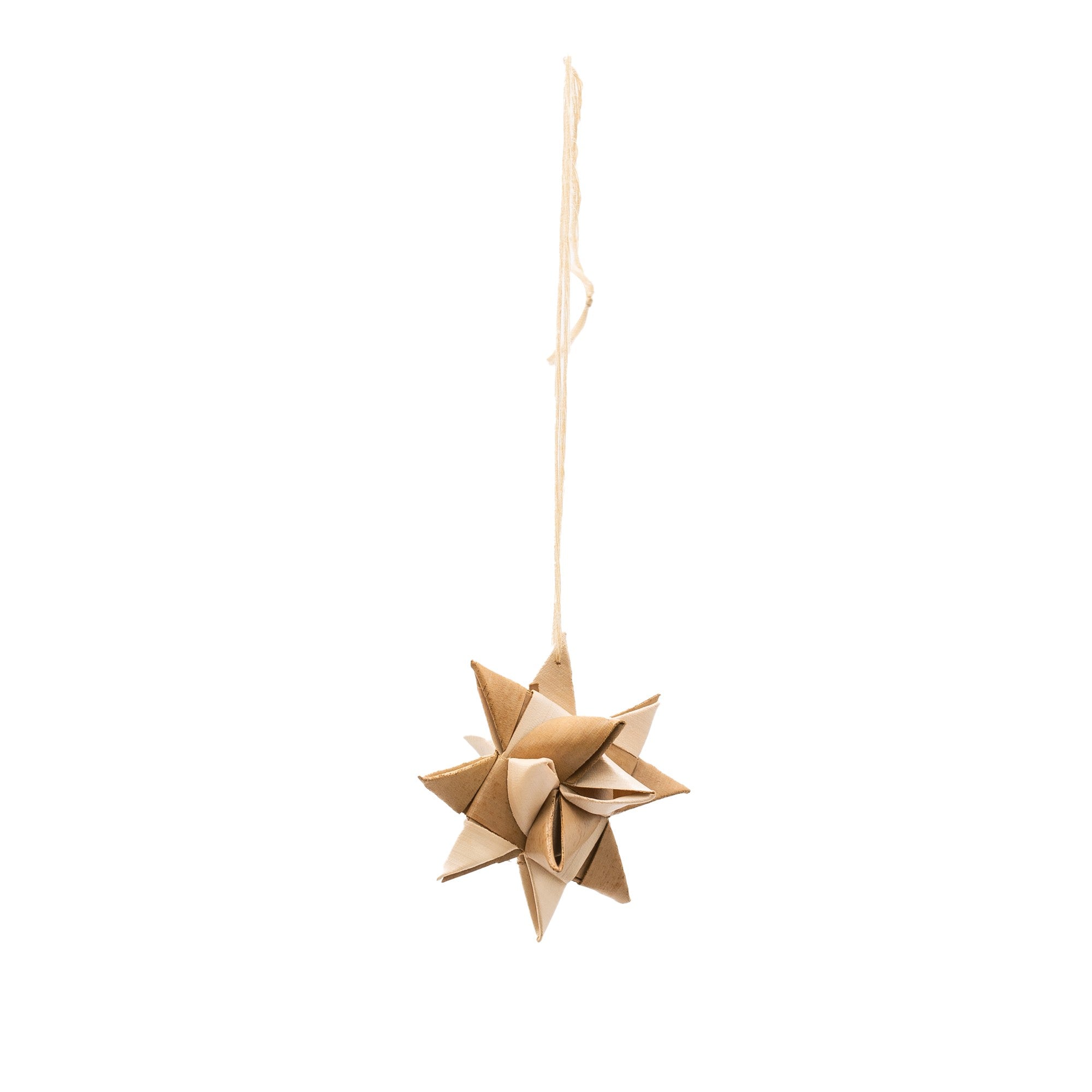 Ein geometrisches sternförmiges Ornament aus gefaltetem braunem Papier hängt an einer dünnen Schnur vor einem schlichten weißen Hintergrund.