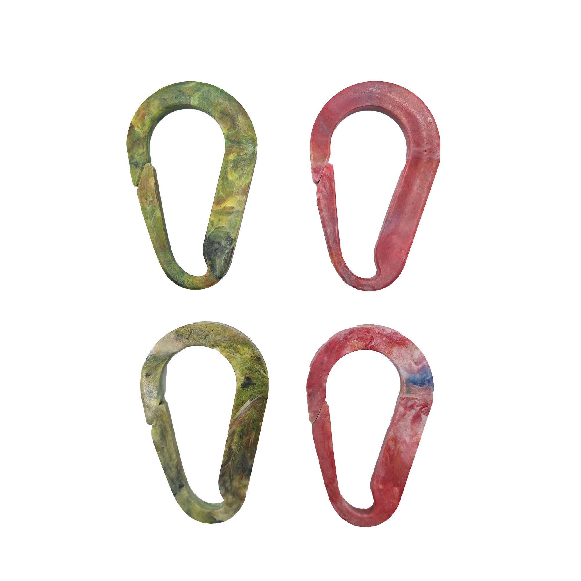 Vier Karabiner aus marmoriertem farbigem Material sind in einem 2x2-Raster auf weißem Hintergrund angeordnet. Oben links und unten links sind grünlich, während oben rechts und unten rechts rötlich mit einem Hauch von Blau sind.