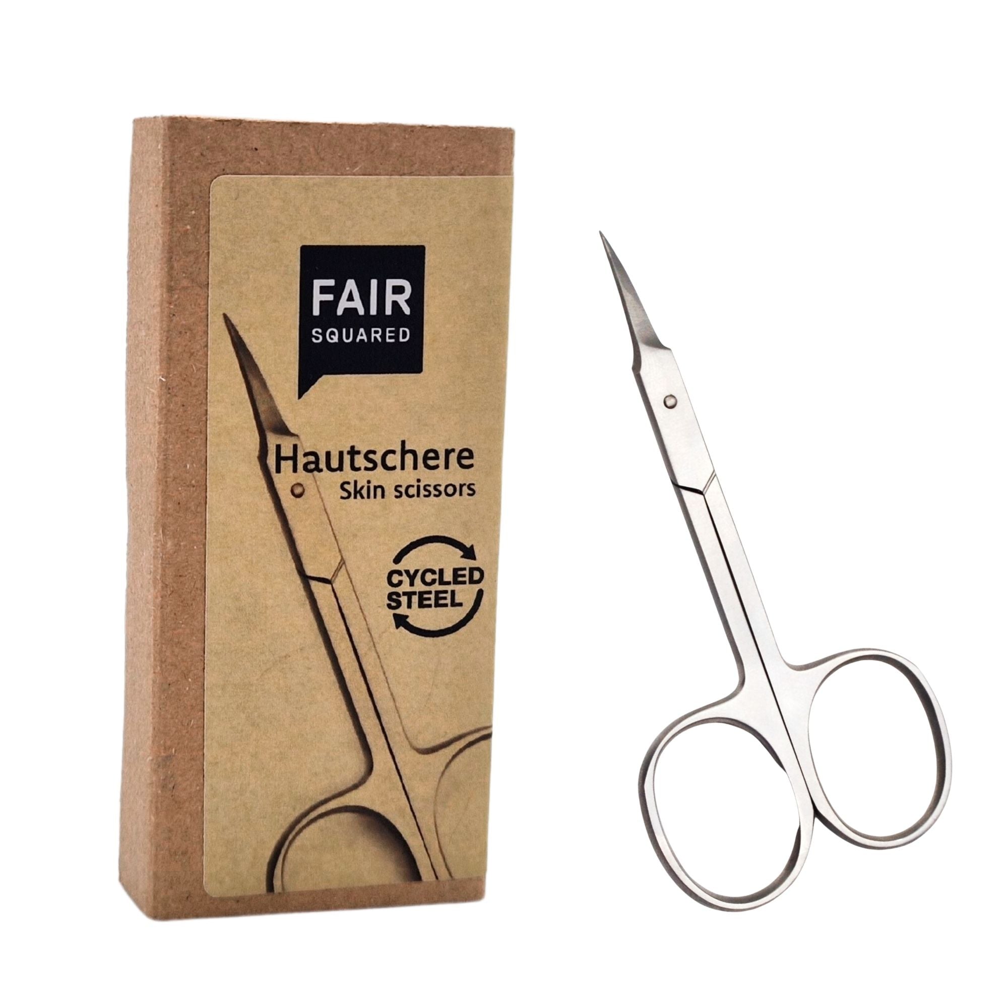 Eine Hautschere aus Metall mit gebogenen, spitzen Klingen ist neben einer braunen Pappschachtel mit der Aufschrift FAIR SQUARED Hautschere Skin scissors, Cycled Steel abgebildet. Auf der Schachtel ist eine Abbildung der Schere abgebildet.