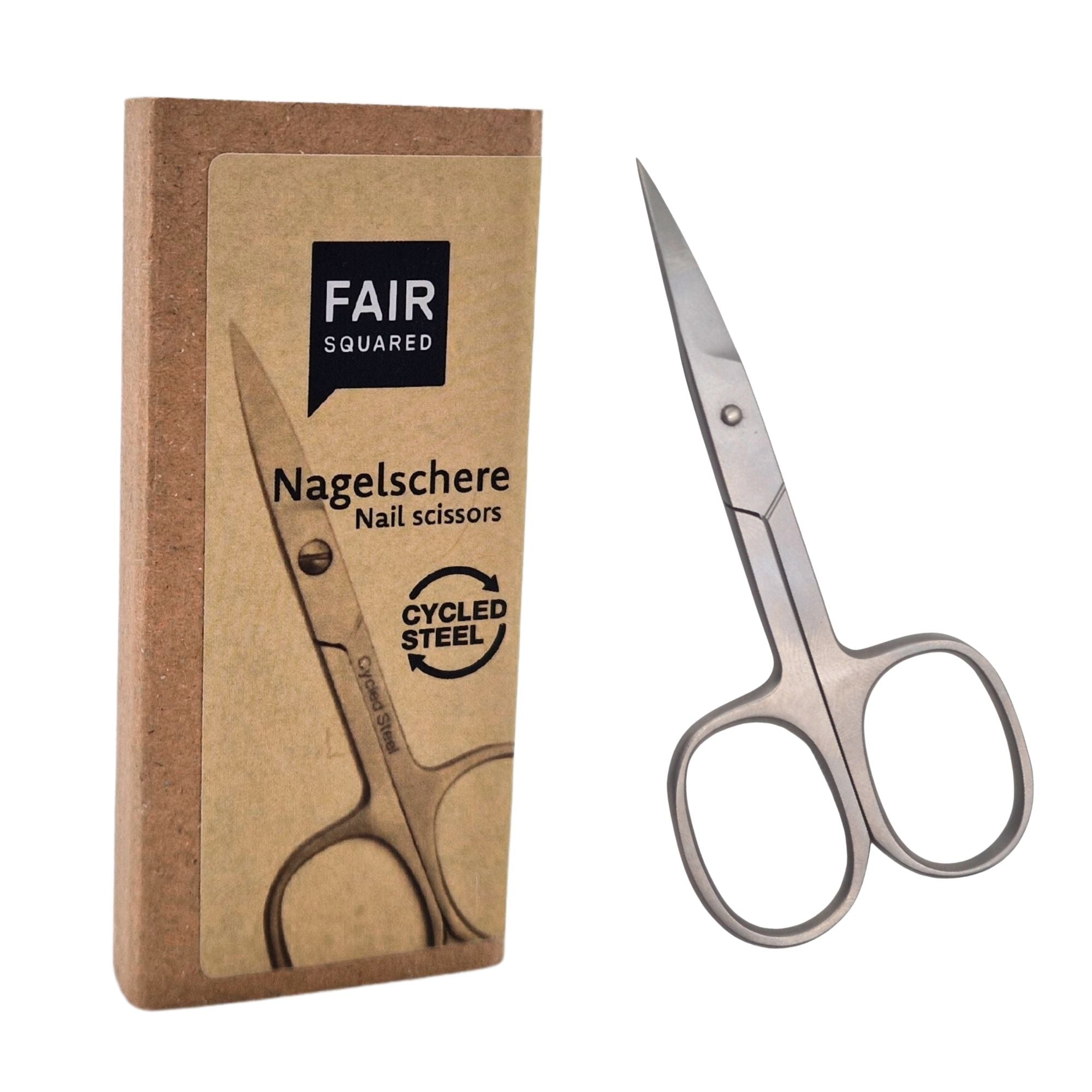 Eine Nagelschere aus rostfreiem Stahl wird neben ihrer Kartonverpackung ausgestellt, auf der FAIR SQUARED Nagelschere Cycled Steel steht. Die Schere hat ein einfaches, ergonomisches Design.
