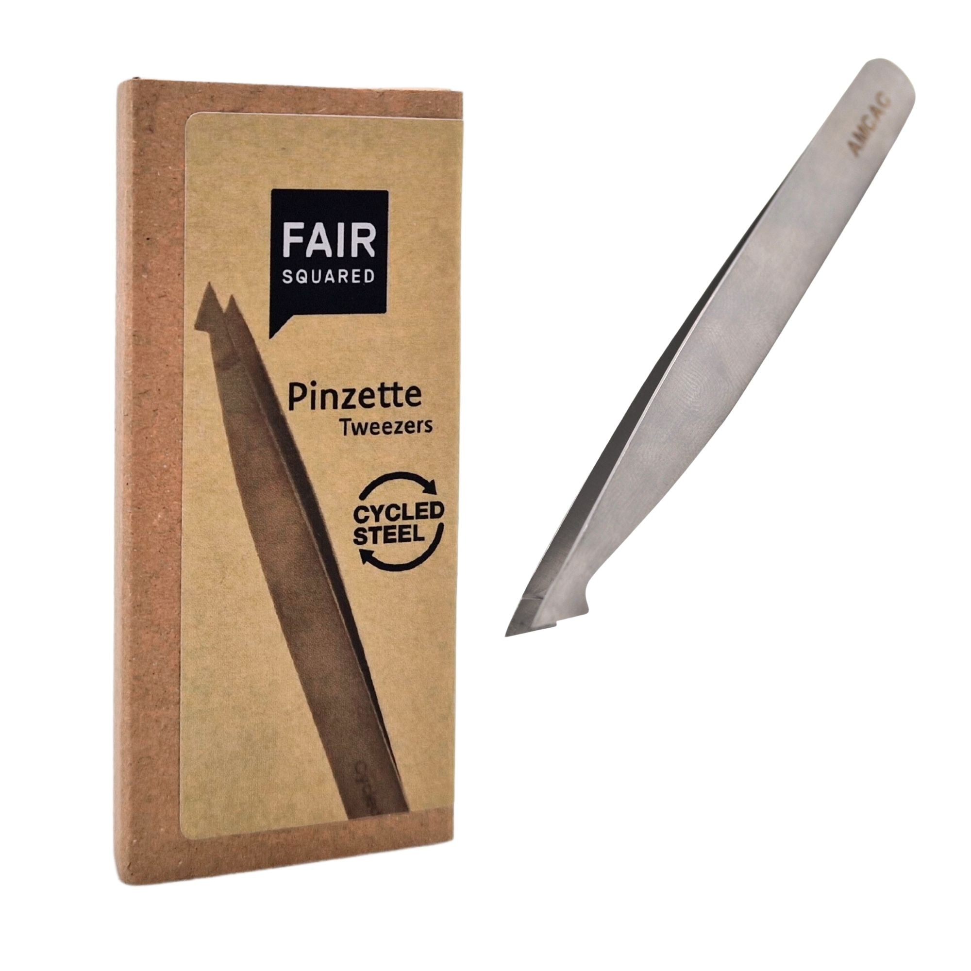Eine Pinzette aus rostfreiem Stahl neben einer braunen Pappschachtel mit der Aufschrift "FAIR SQUARED Pinzette Tweezers" und einem "Cycled Steel"-Logo auf der Verpackung.