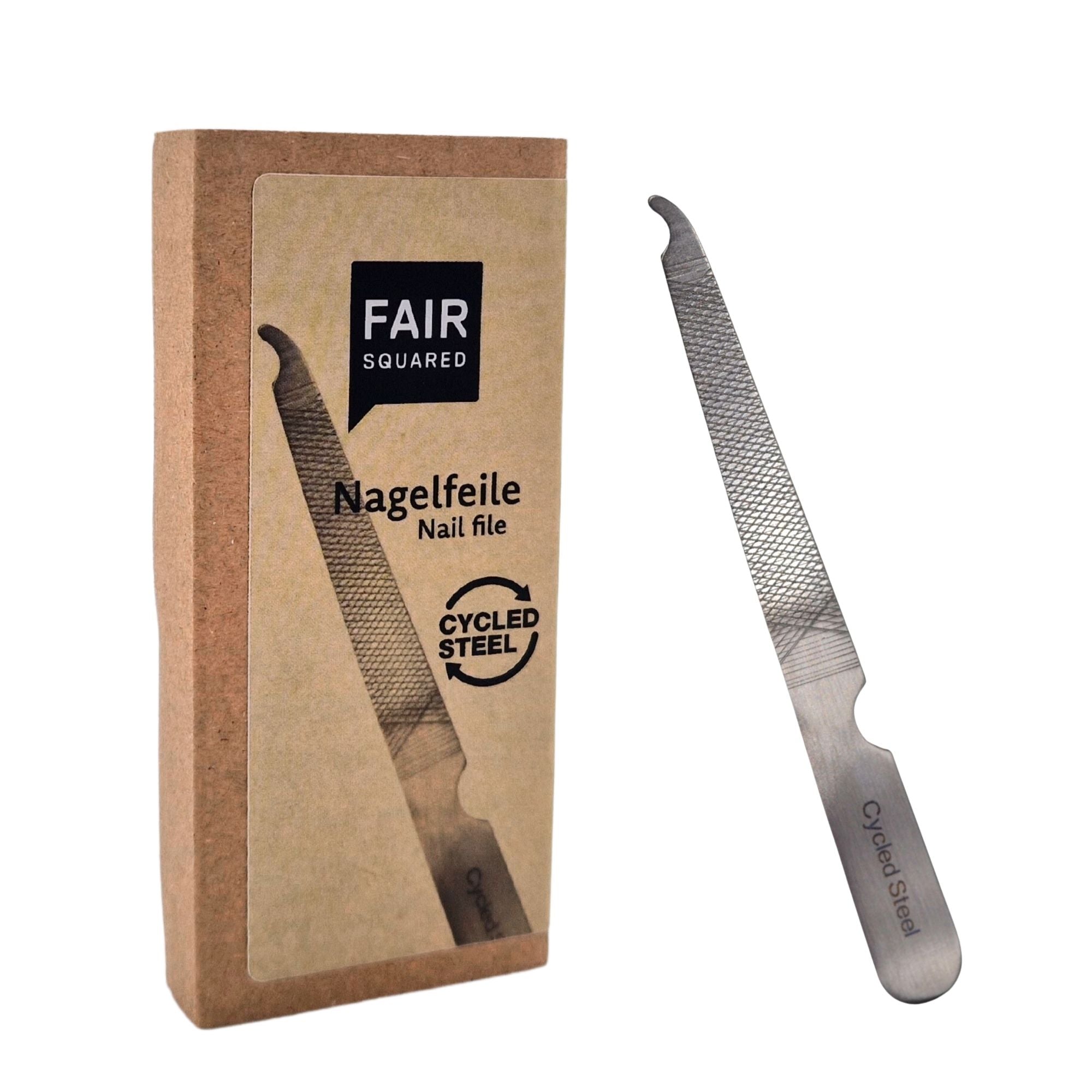 Eine Metallnagelfeile mit der Aufschrift Cycled Steel steht neben ihrer Pappverpackung, auf der das Fair Squared-Logo und die Aufschrift Nagelfeile Cycled Steel zu sehen sind.