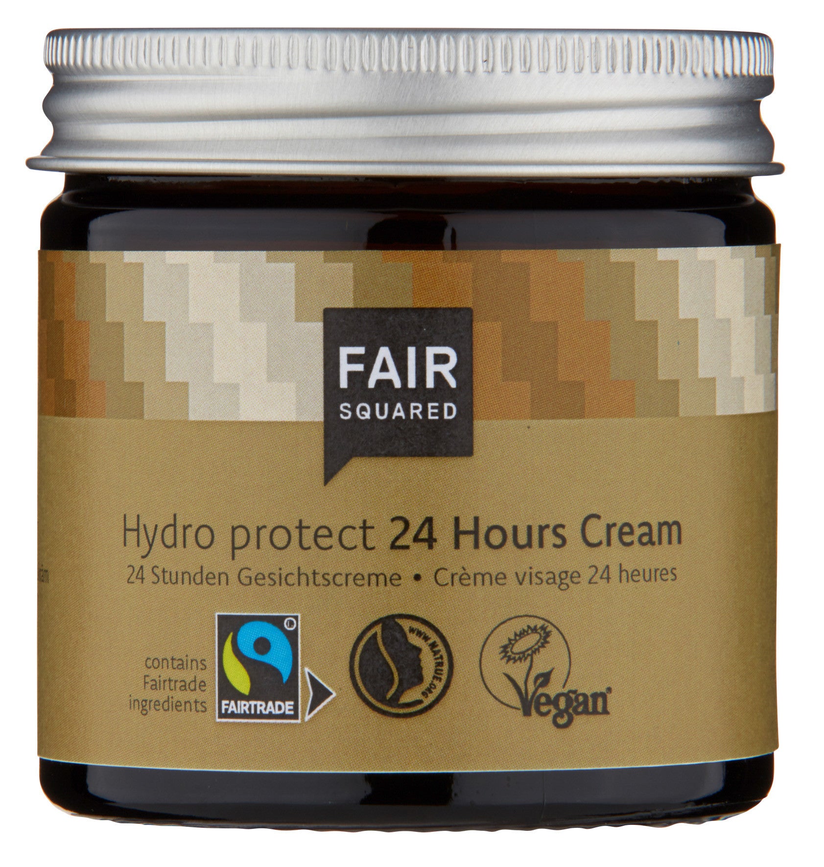 Ein Tiegel der Fair Squared Hydro Protect 24 Hours Cream mit einem braun-beigen Etikett mit Fairtrade-, Vegan- und Qualitätszertifizierungslogos. Die Creme ist für die Anwendung im Gesicht gedacht und enthält fair gehandelte Inhaltsstoffe.