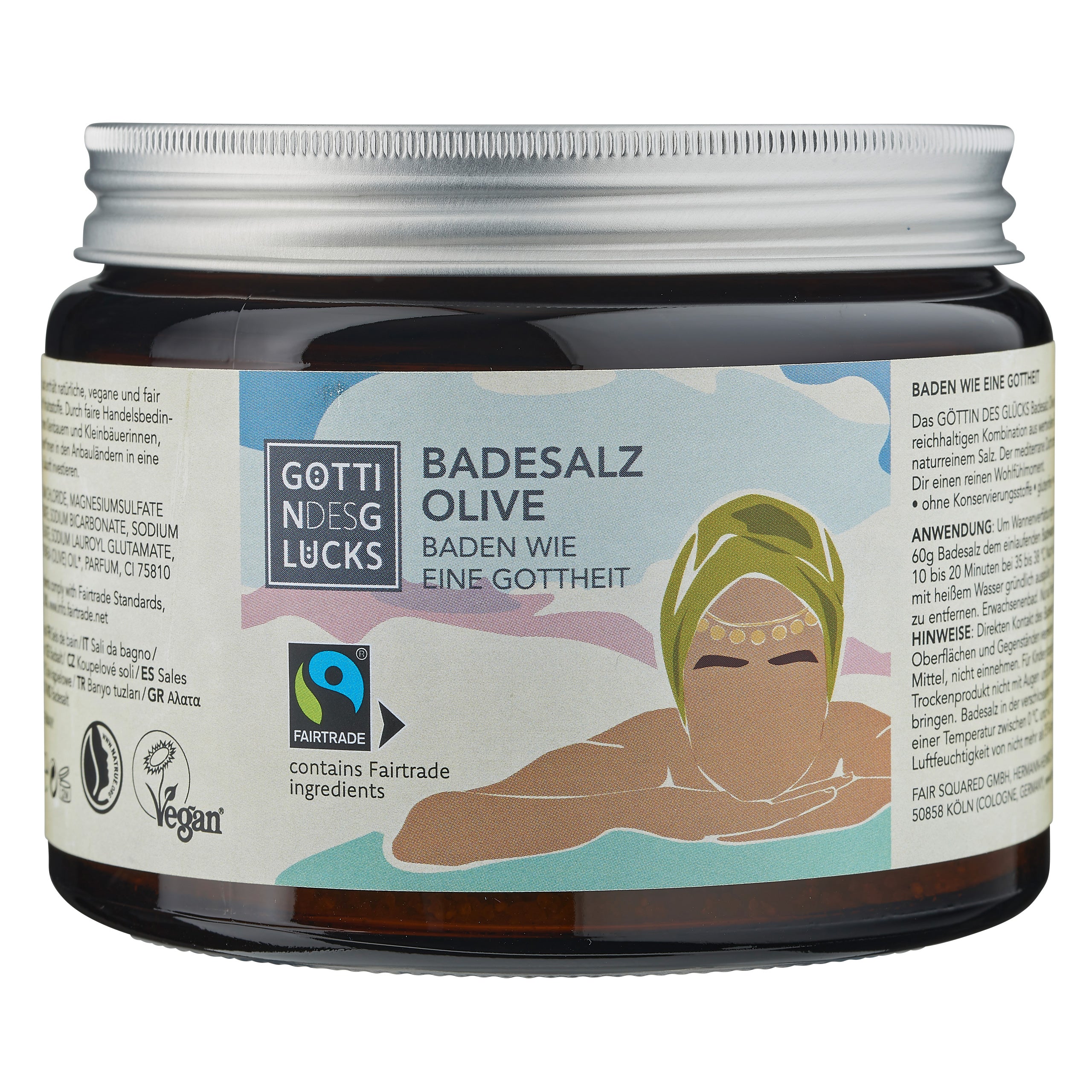 Auf dem Etikett einer Dose GötterGlück"-Olivenbadesalz ist eine Frau abgebildet, die sich im Wasser entspannt. Außerdem sind Fairtrade- und Vegan-Symbole sowie Produktinformationen in deutscher Sprache angegeben.