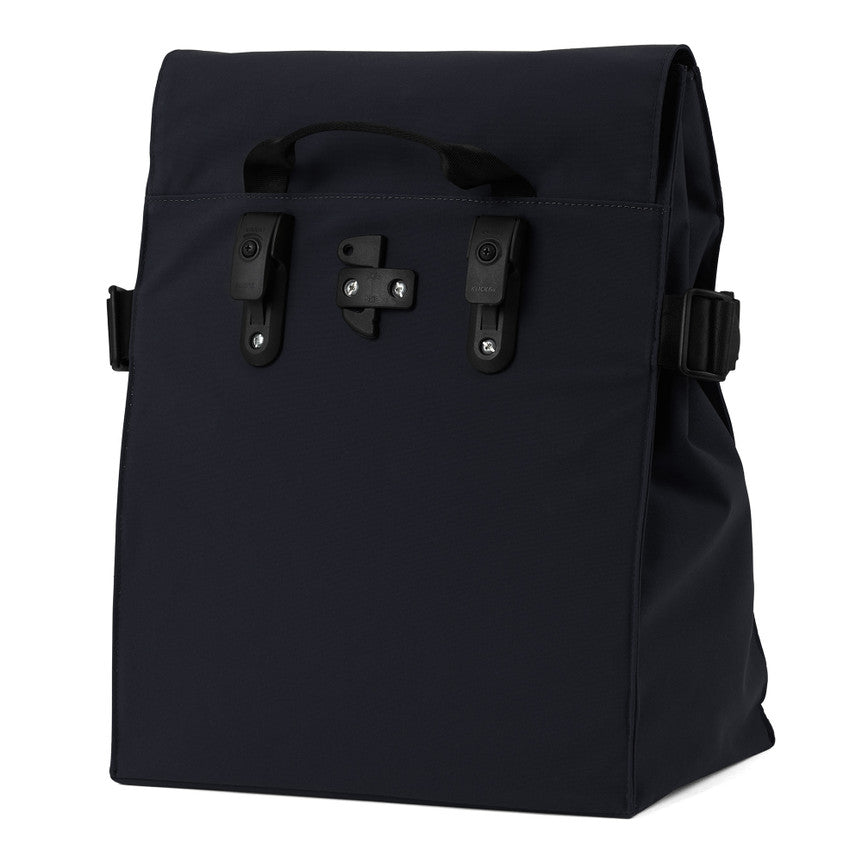 Schwarze, rechteckige Fahrradtasche mit Klappverschluss, zwei verstellbaren Seitengurten und drei Befestigungsclips zur Anbringung an einem Fahrradträger.