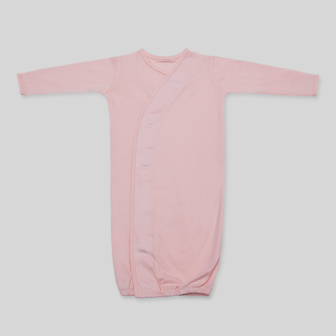 Rosa Baby-Schlafsack mit langen Ärmeln und Wickelverschluss auf hellem Hintergrund.