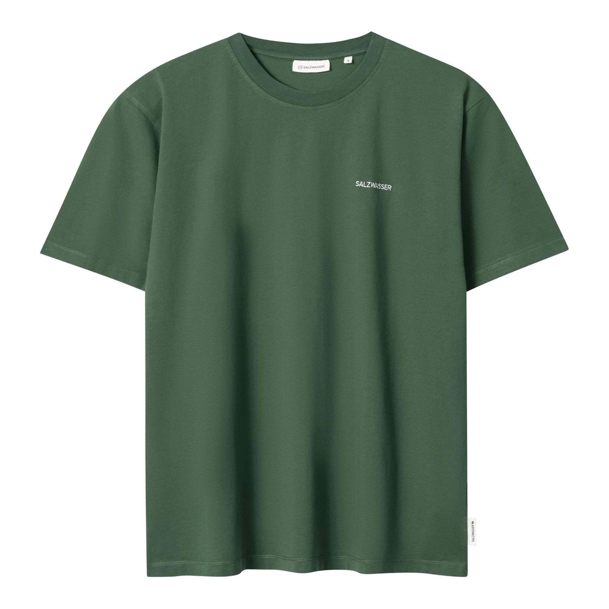 Ein schlichtes, kurzärmeliges, waldgrünes T-Shirt mit einem kleinen weißen SALZWASSER-Logo auf der linken Brust auf weißem Hintergrund.