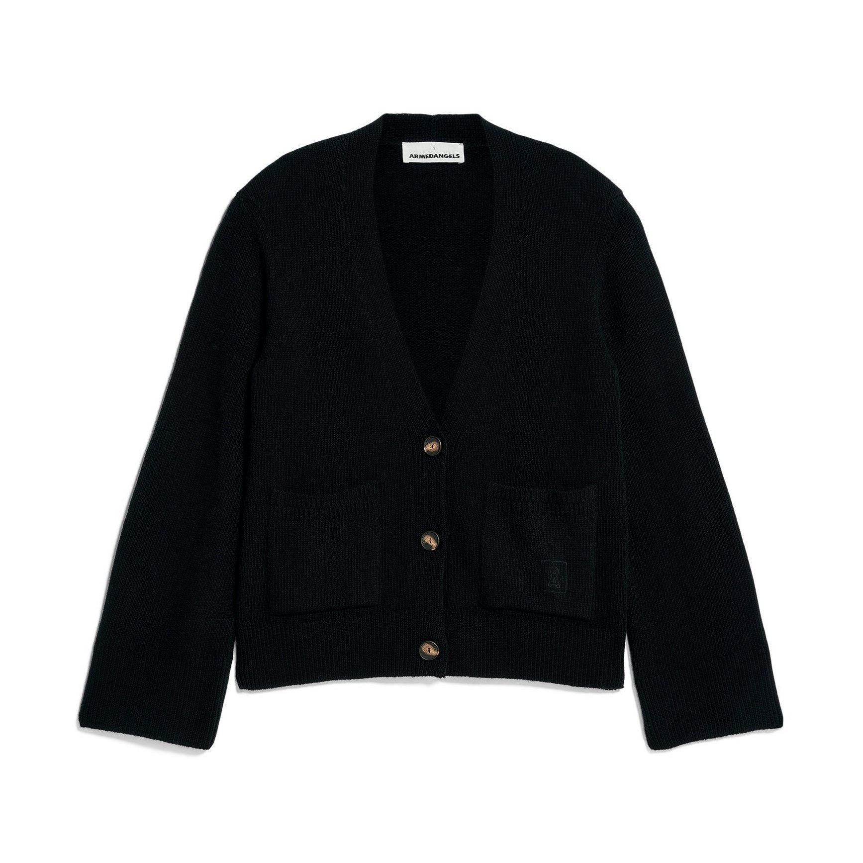 Schwarze, langärmelige Strickjacke mit V-Ausschnitt, braunen Knöpfen auf der Vorderseite und zwei Vordertaschen. Die Strickjacke liegt flach auf einem weißen Hintergrund.