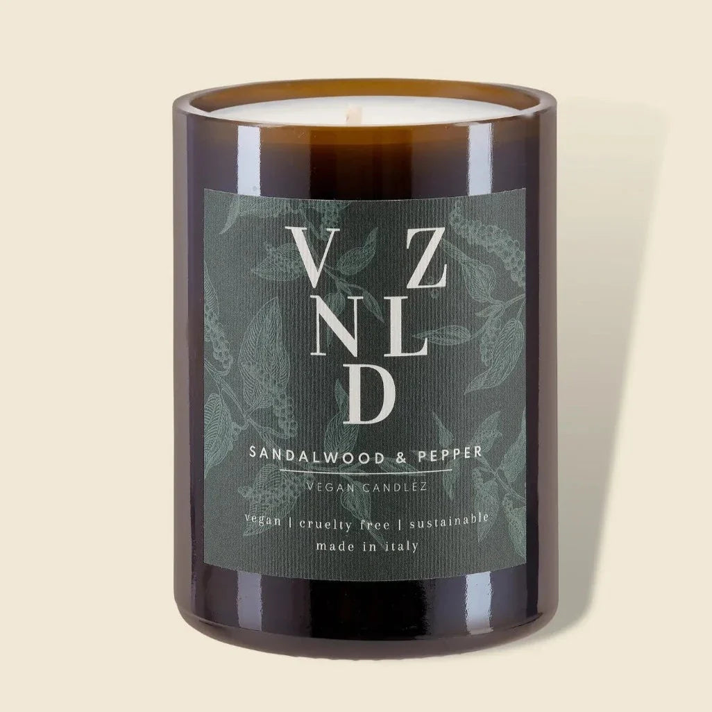Braune Kerze mit Etikett "VZ NLD", Duft "Sandalwood & Pepper", vegan, aus Italien, nachhaltig und tierversuchsfrei.