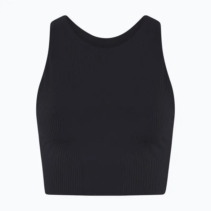 Ein ärmelloses, schwarzes, geripptes Crop-Top mit hohem Halsausschnitt auf weißem Grund.