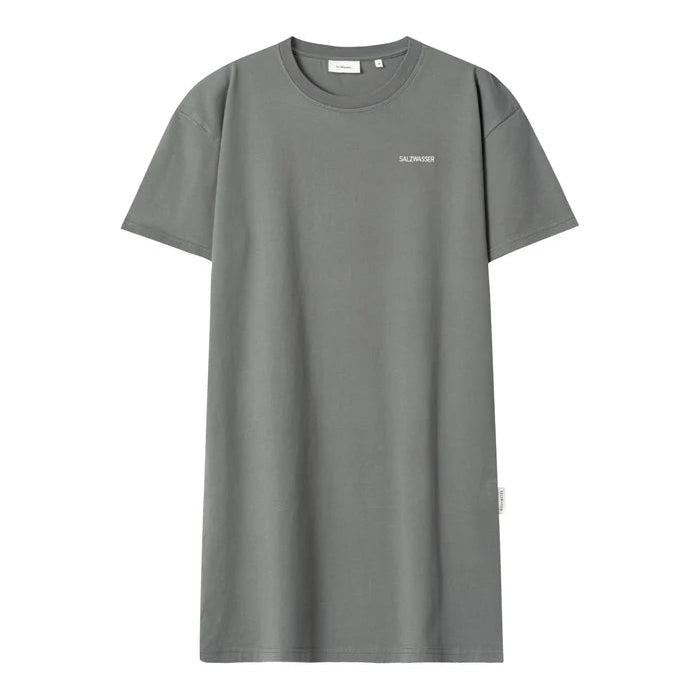 Ein schlichtes graues Kurzarm-T-Shirt mit einem kleinen weißen Logo auf der linken Brust, flach auf weißem Hintergrund.