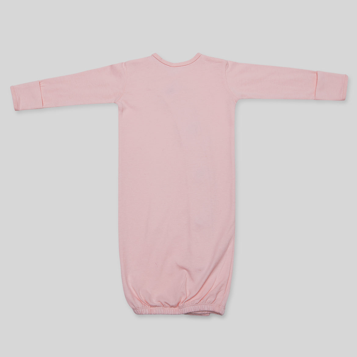 Rosa Baby-Schlafanzug mit langen Ärmeln, auf weißem Hintergrund ausgebreitet.