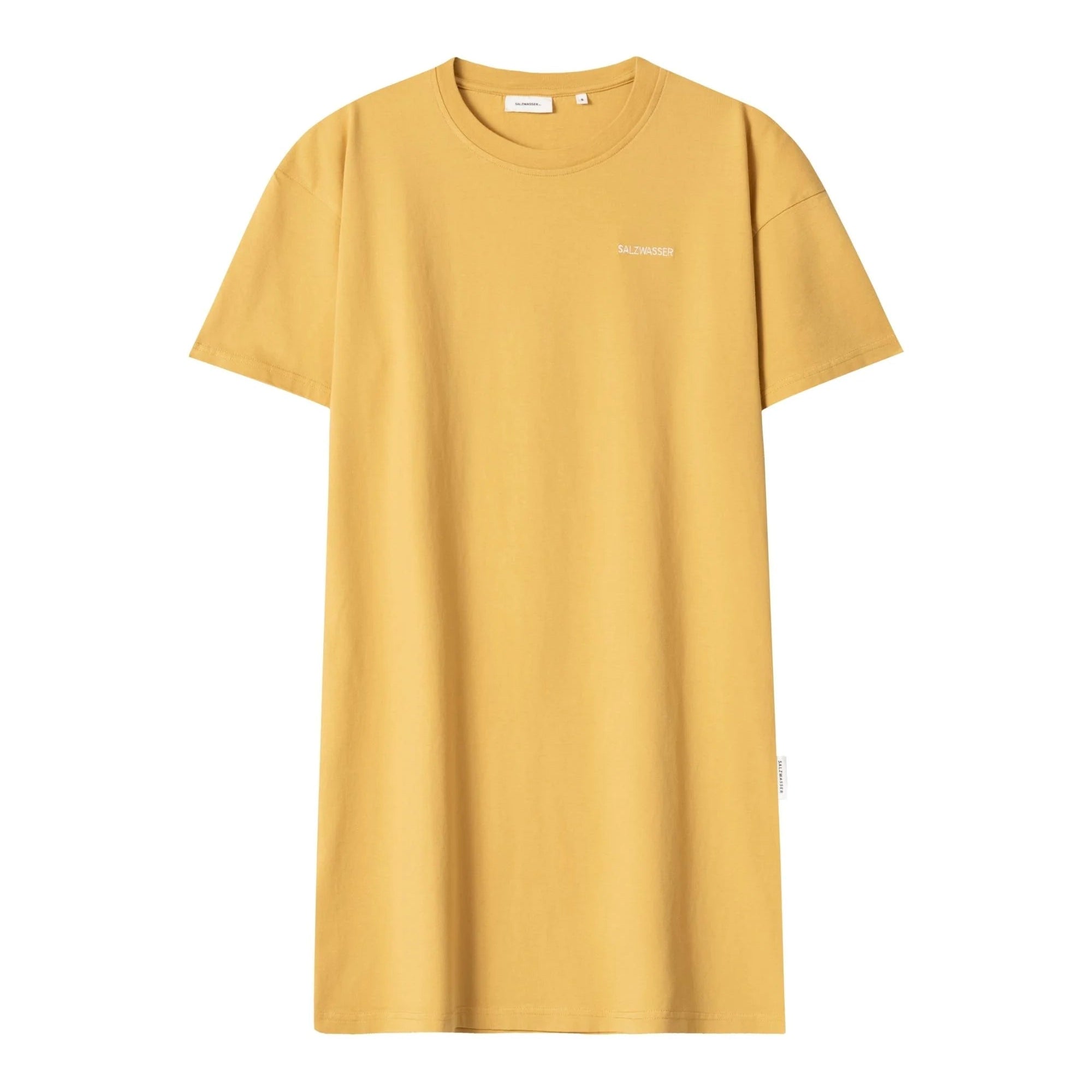 Ein schlichtes, senfgelbes T-Shirt-Kleid mit kurzen Ärmeln und Rundhalsausschnitt, mit einem kleinen weißen Logo auf der linken Brust. Das Kleid hat eine entspannte, lockere Passform und keine sichtbaren Muster oder Verzierungen.