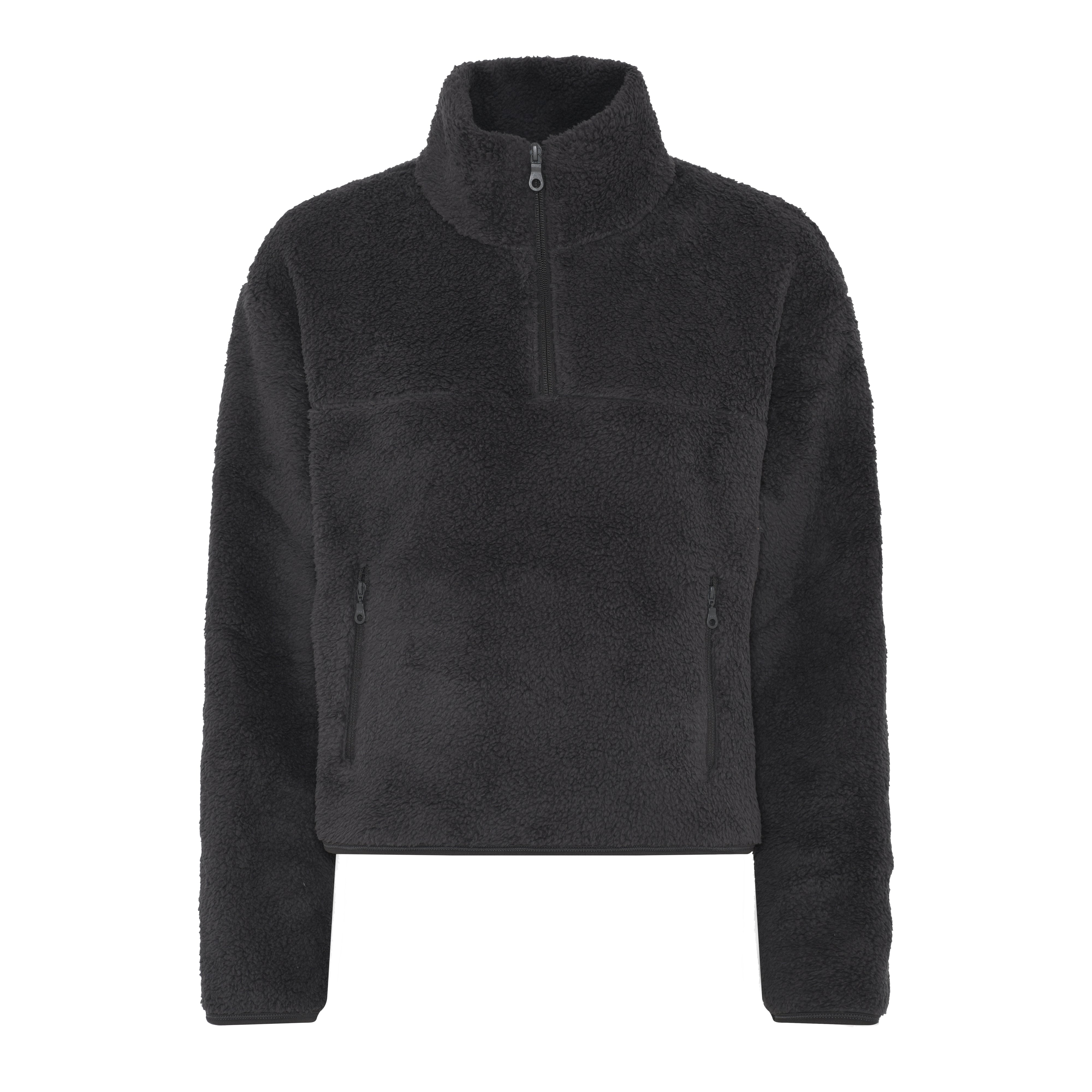 Ein schwarzer Fleecepullover mit hohem Kragen, halbem Reißverschluss vorne und Reißverschlusstaschen an beiden Seiten. Der Stoff hat eine weiche, flauschige Textur und das Design ist einfach und lässig.