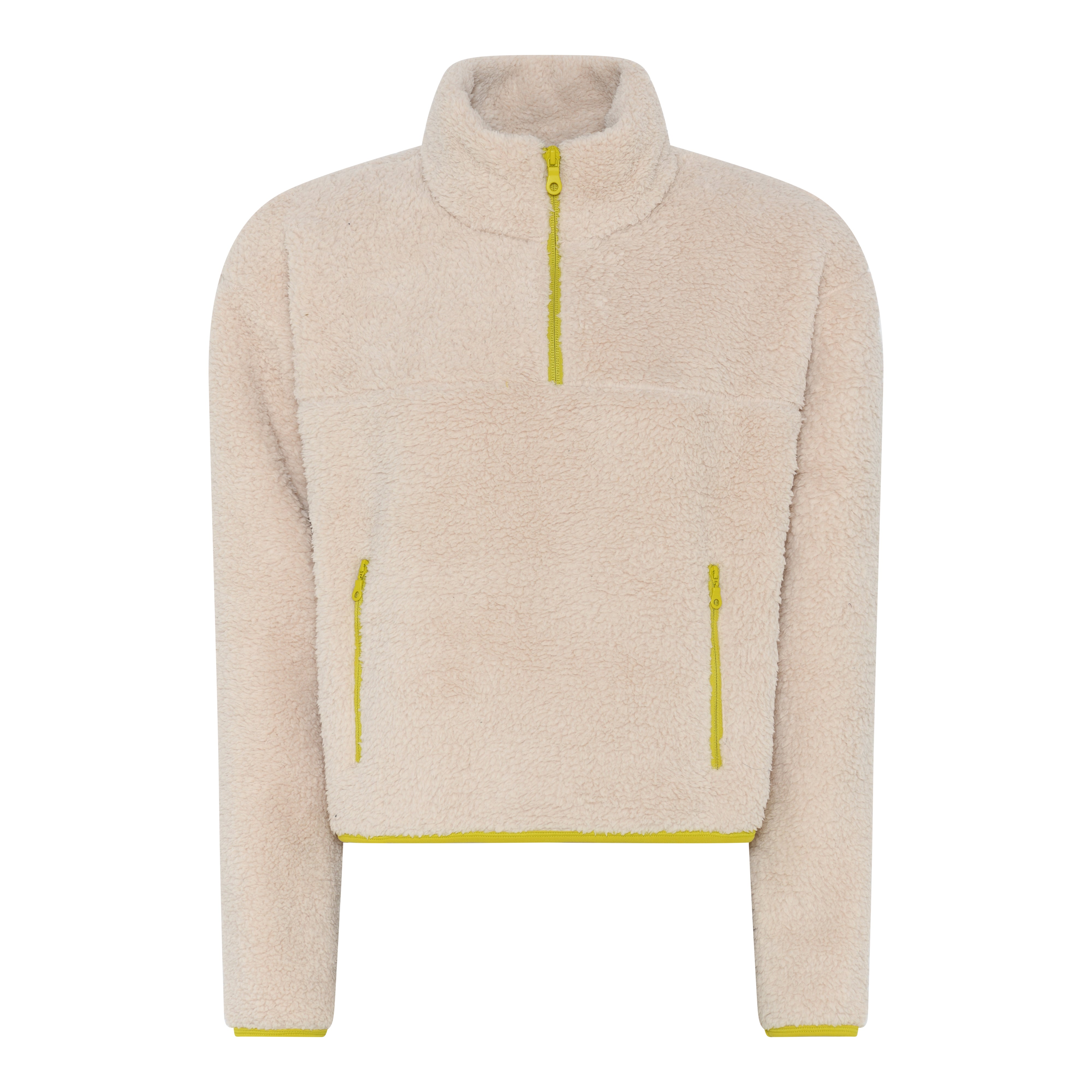 Ein beigefarbener, langärmeliger Fleecepullover mit hohem Kragen, halbem Reißverschluss vorne und zwei Reißverschlusstaschen. Die Reißverschlüsse und Kanten sind mit gelben Borten akzentuiert.