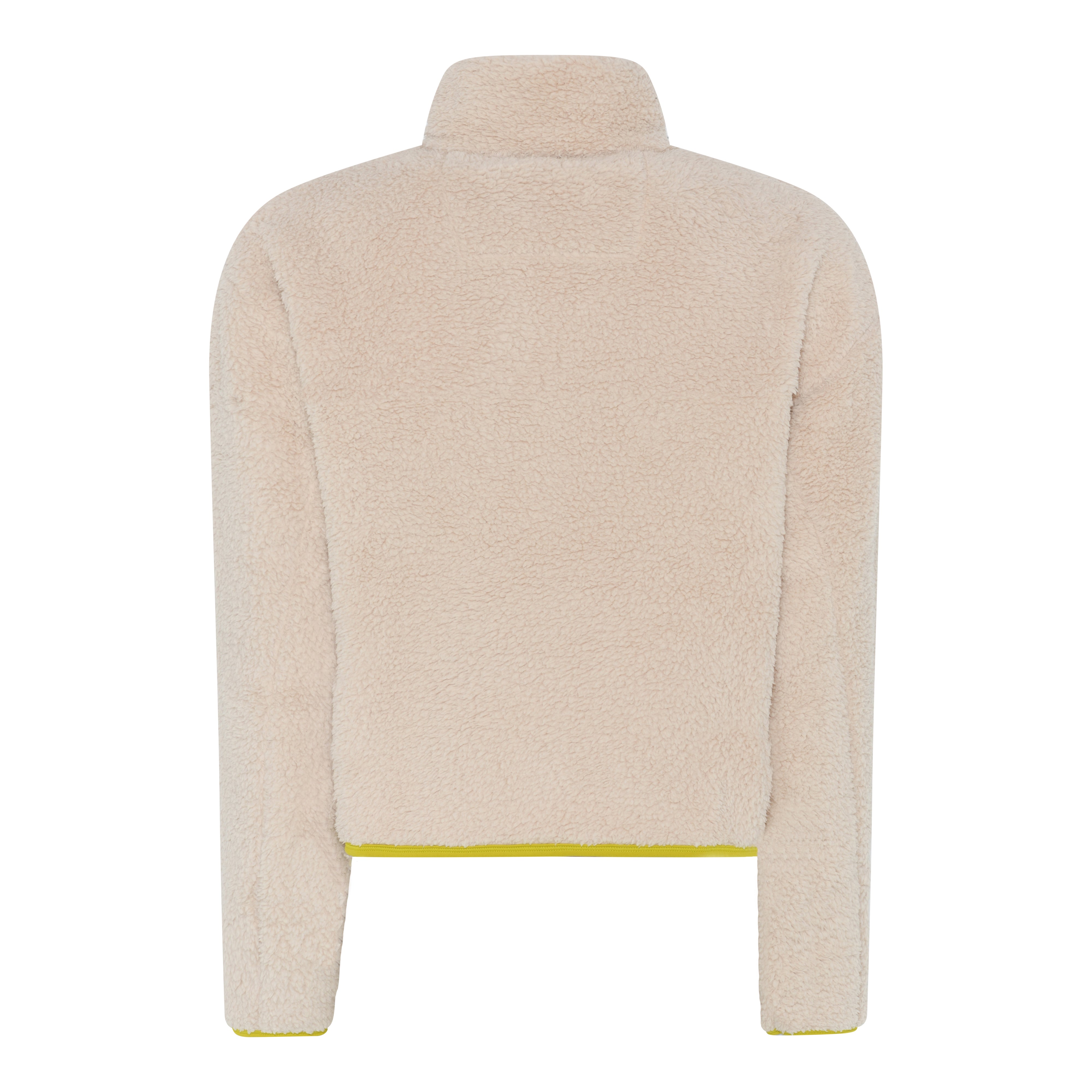 Eine beigefarbene, langärmelige Sherpa-Fleece-Jacke, von hinten gesehen, mit hohem Kragen und gelben Abschlüssen am unteren Saum.