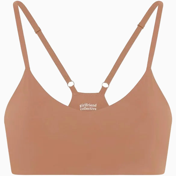 Brauner Sport-BH mit dünnen, verstellbaren Trägern und Racerback-Design. Das Logo des Freundinnen-Kollektivs ist in Weiß auf der Rückseite aufgedruckt.