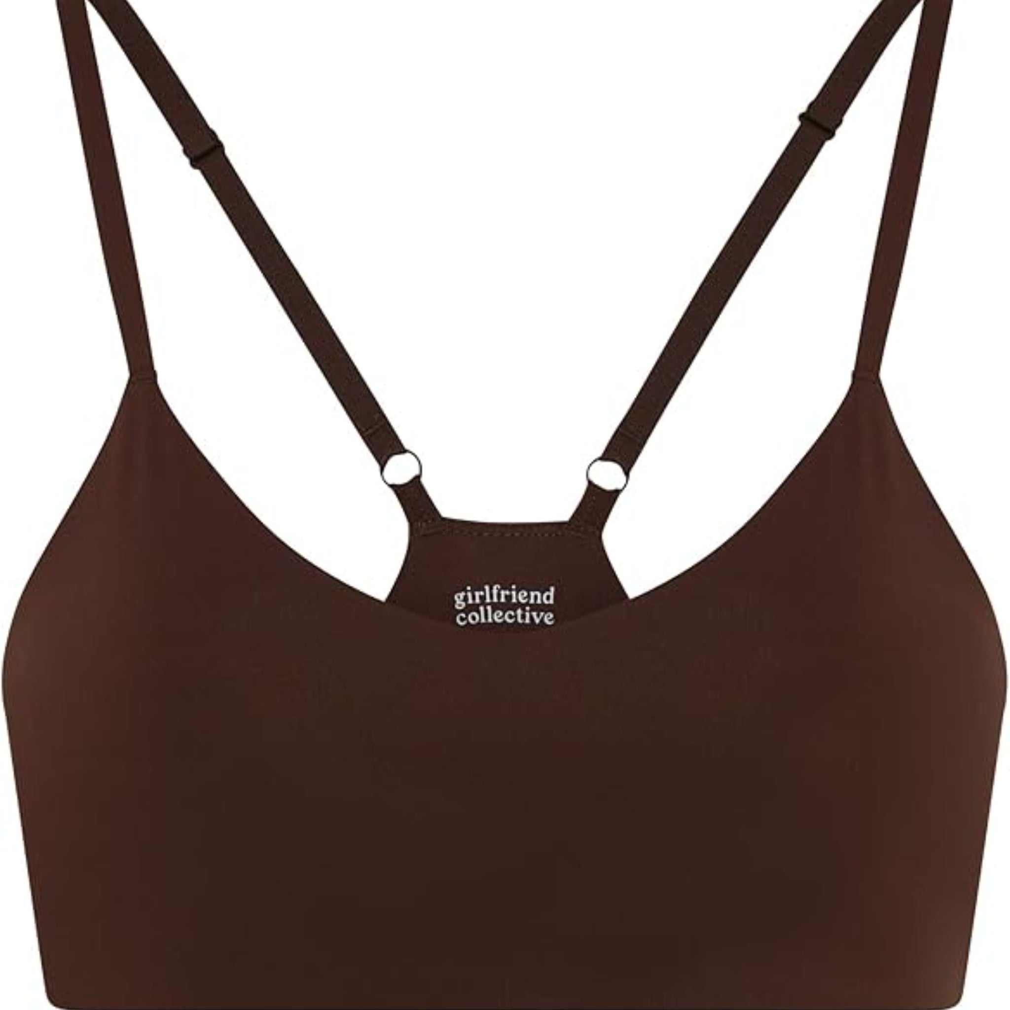 Brauner Sport-BH mit dünnen, verstellbaren Trägern und Racerback-Design. Auf der Vorderseite ist in kleinen weißen Buchstaben das Girlfriend Collective-Logo aufgedruckt.