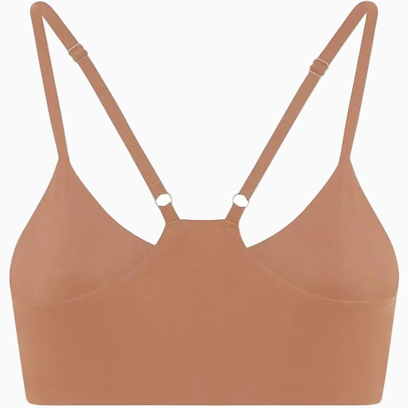 Hellbrauner, nahtloser Bralette mit verstellbaren, dünnen Trägern und einem einfachen, kabellosen Design, abgebildet auf weißem Hintergrund.