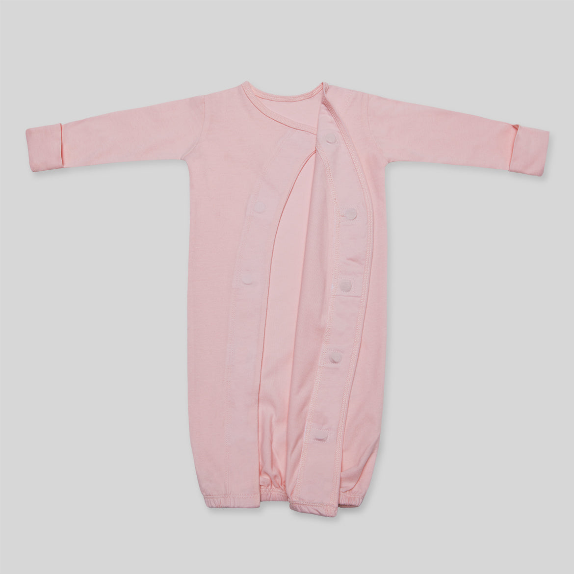 Rosa Baby-Strampler mit langen Ärmeln und Druckknöpfen, leicht geöffnet gezeigt.