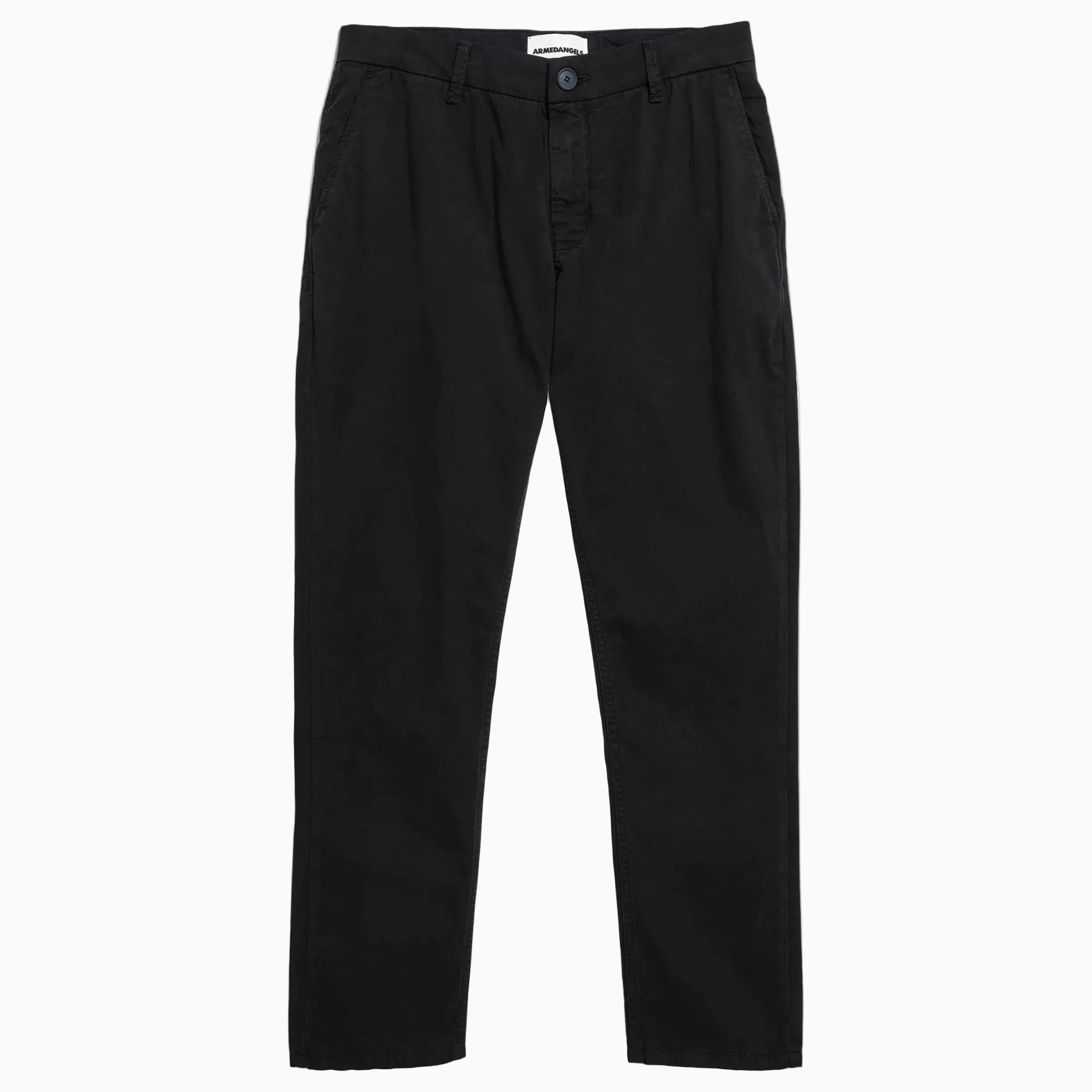 Eine schwarze Hose mit geradem Bein, Knopf- und Reißverschluss, Vordertaschen und Gürtelschlaufen, flach auf einem weißen Hintergrund.