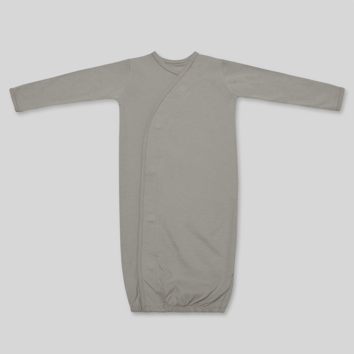Graues, langärmeliges Baby-Kleidungsstück mit Wickelverschluss und elastischem Saum auf weißem Hintergrund.